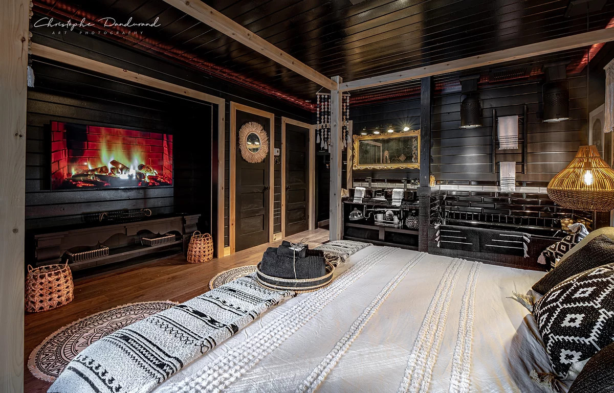 chambre avec lit à baldaquin chalet le Tipee Canada
