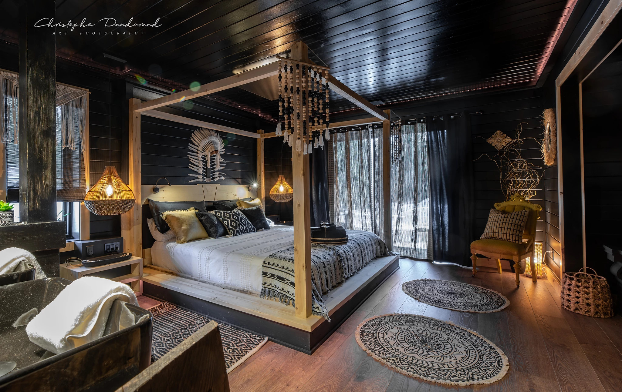chambre avec lit à baldaquin chalet le Tipee Canada