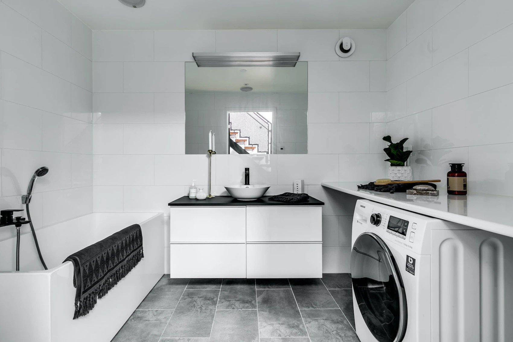 salle de bain design blanche et grise
