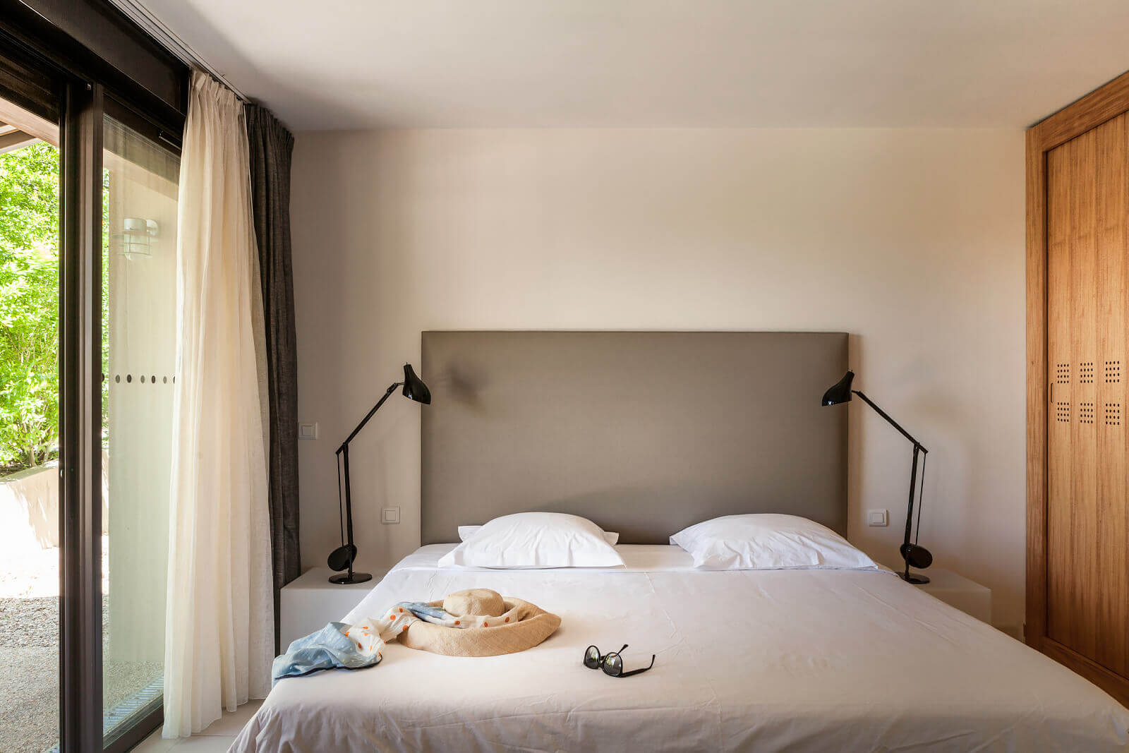 chambre minimaliste beige