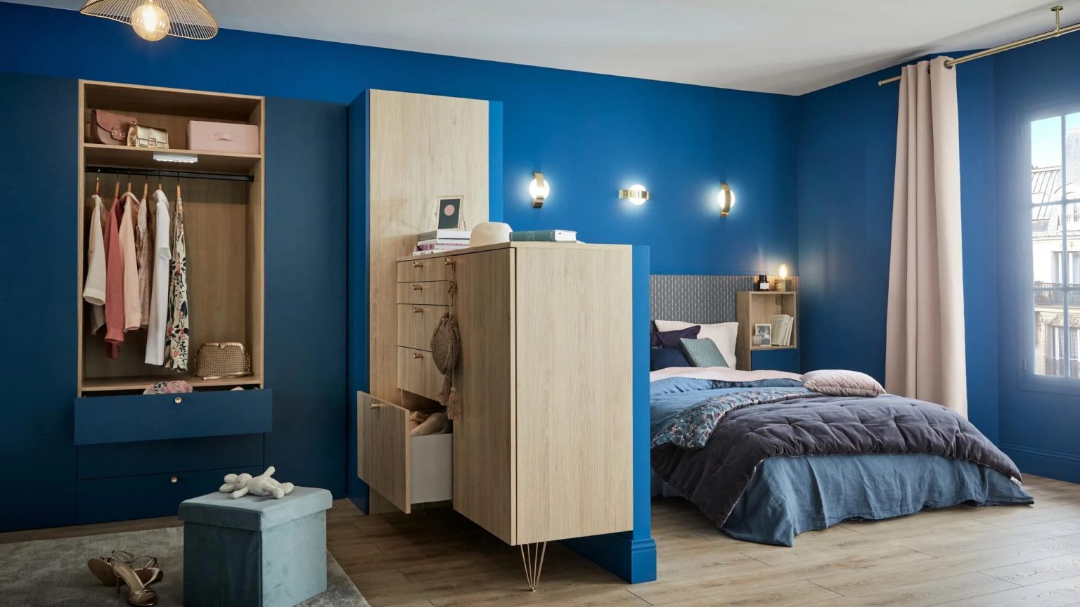 chambre décoration bleu avec dressing ouvert