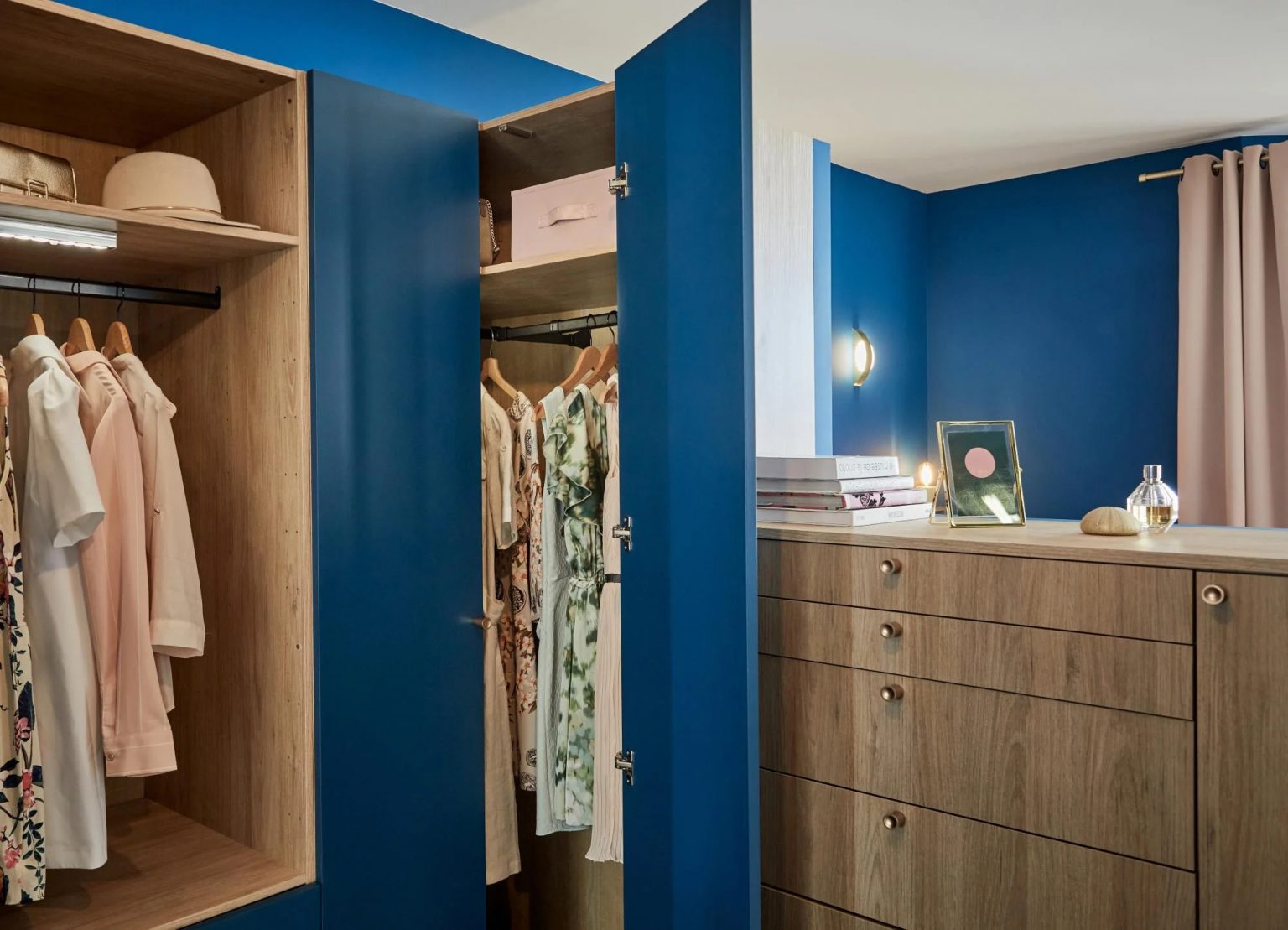 chambre décoration bleu avec dressing ouvert