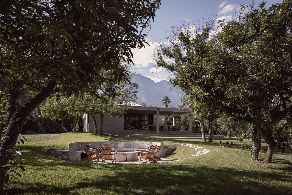 jardin avec terrasse et brasero