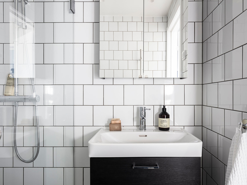 salle de bain carrelage blanc