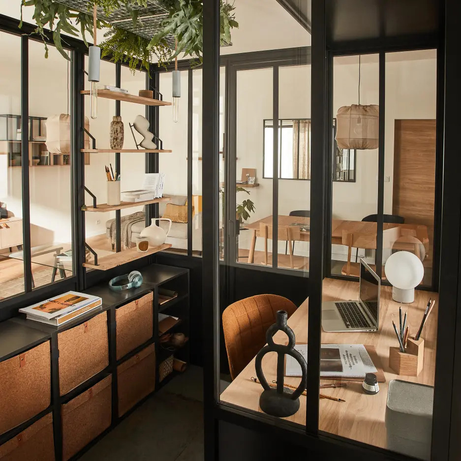 bureau télétravail style atelier dans salon