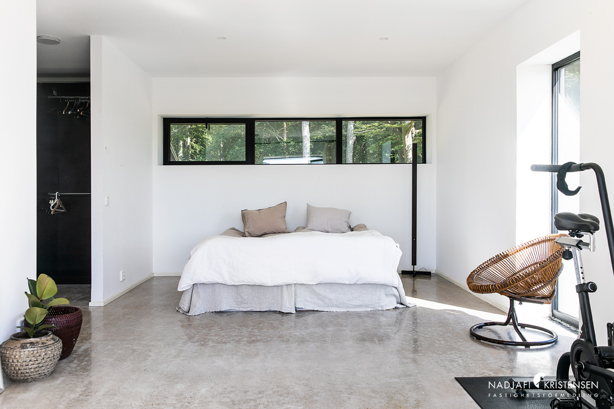 chambre minimaliste blanche