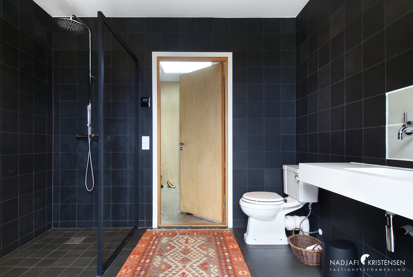 salle de bain design noire