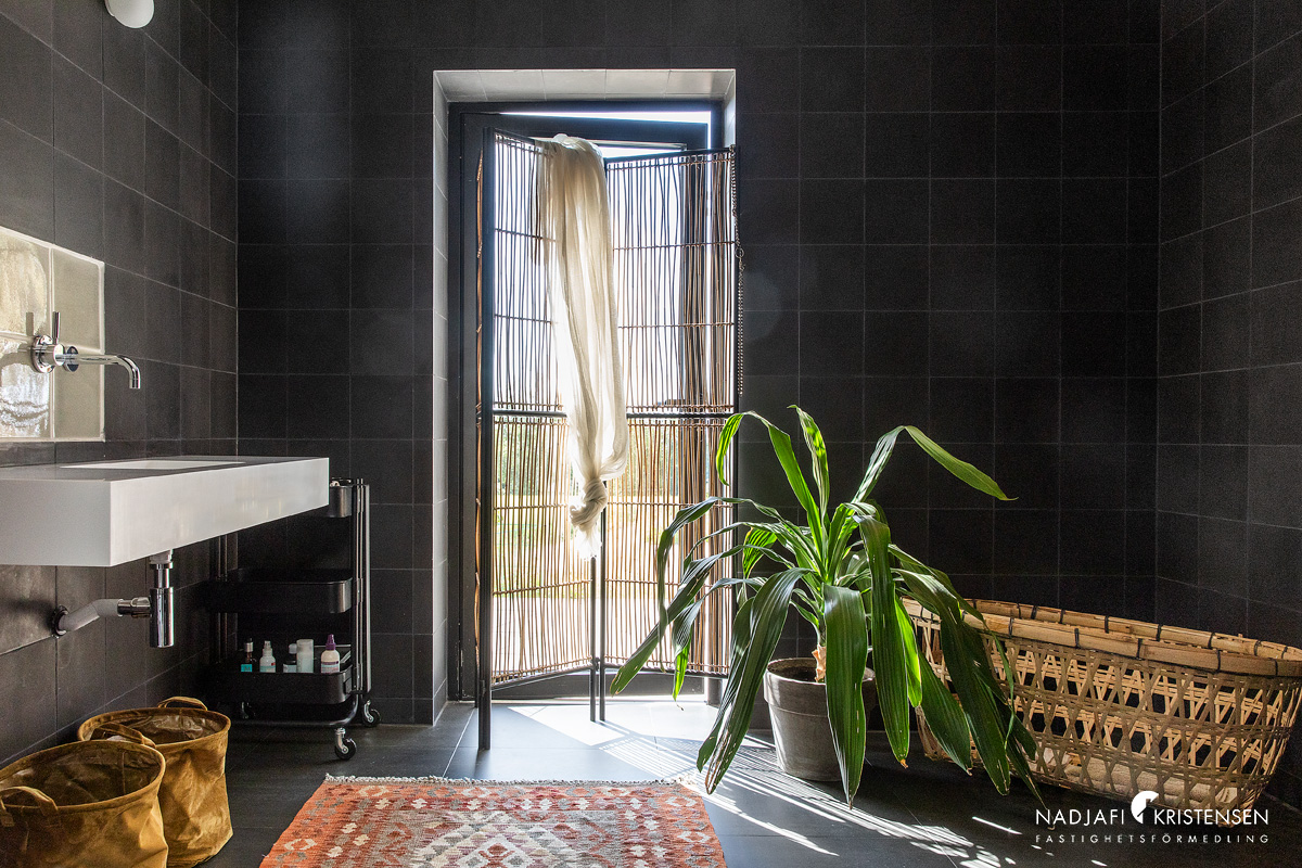 salle de bain noire