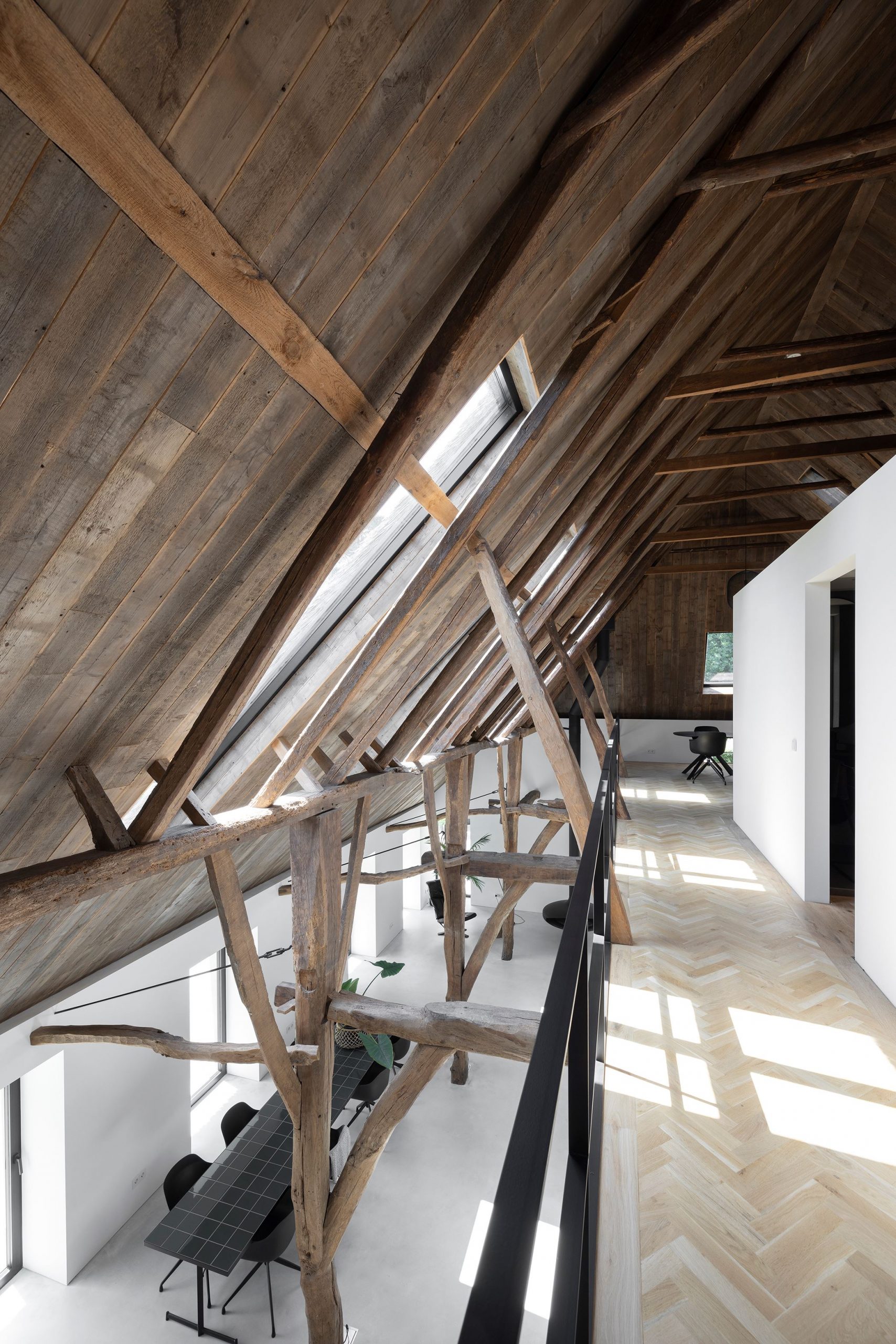plafond avec poutres ferme ancienne rénovée