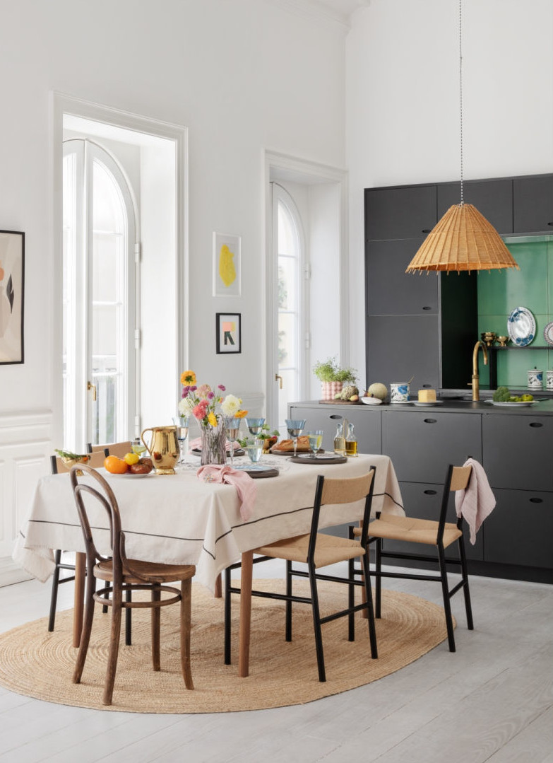 cuisine design noire avec espace repas rustique