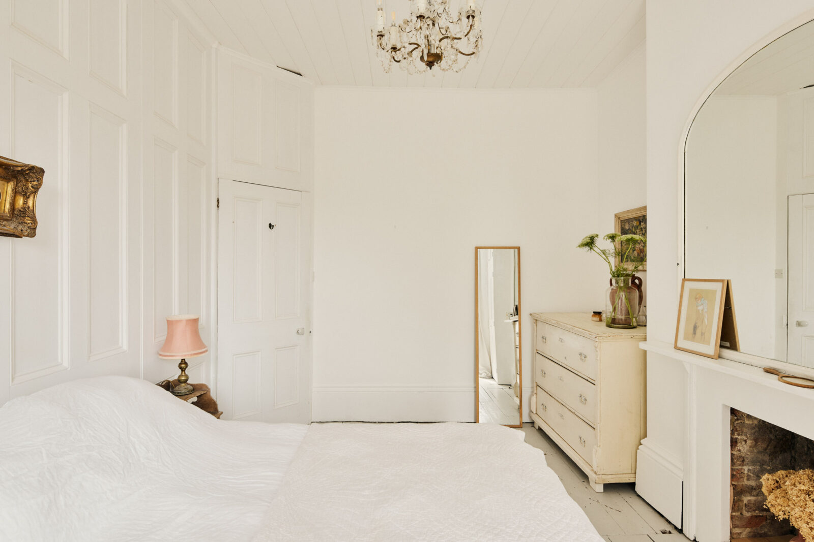 chambre blanche avec cheminée ancienne