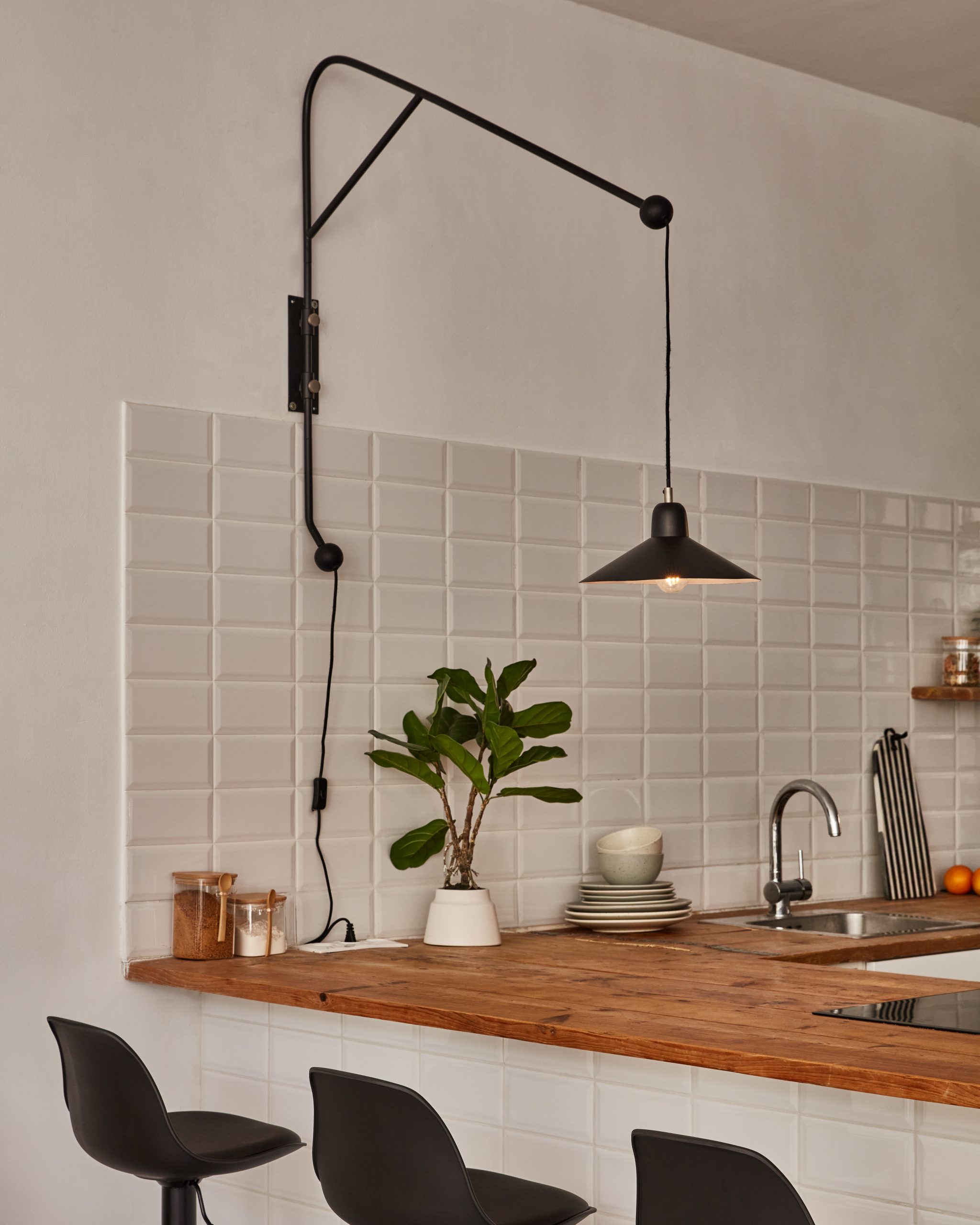 cuisine ouverte avec plan bar bois massif