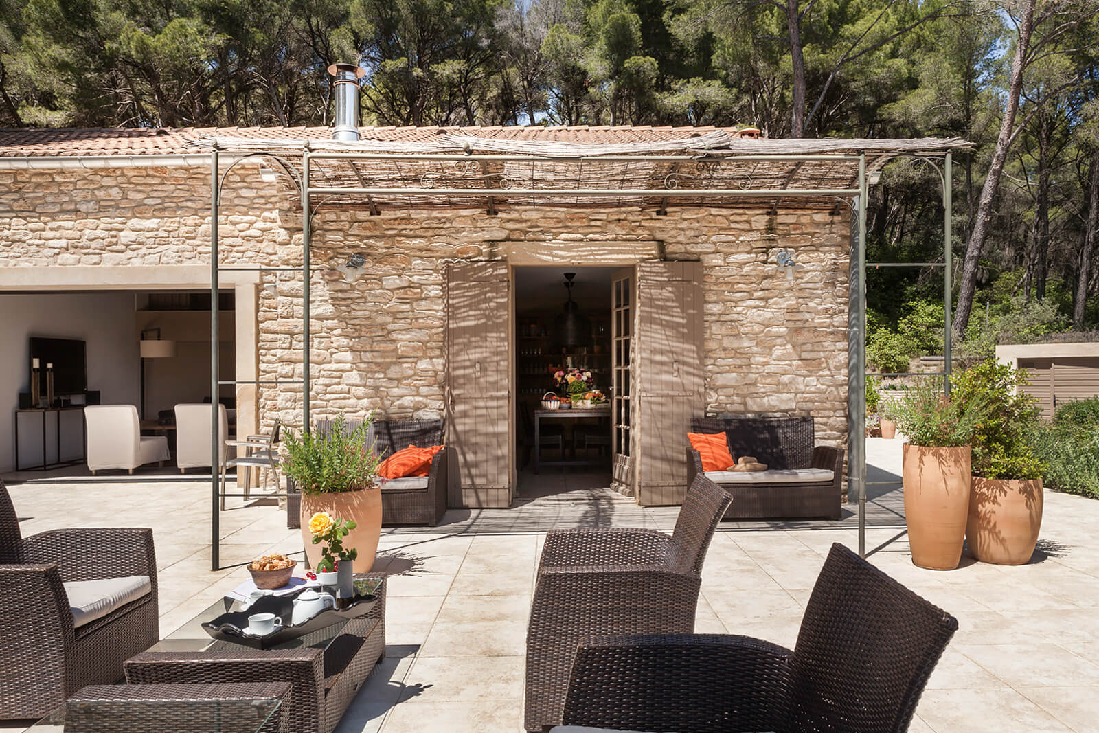 terrasse maison en pierre rénovée Provence terrasse maison en pierre rénovée Provence