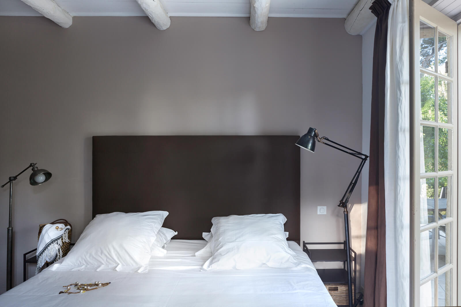 chambre grise contemporaine avec poutres blanches chambre grise contemporaine avec poutres blanches