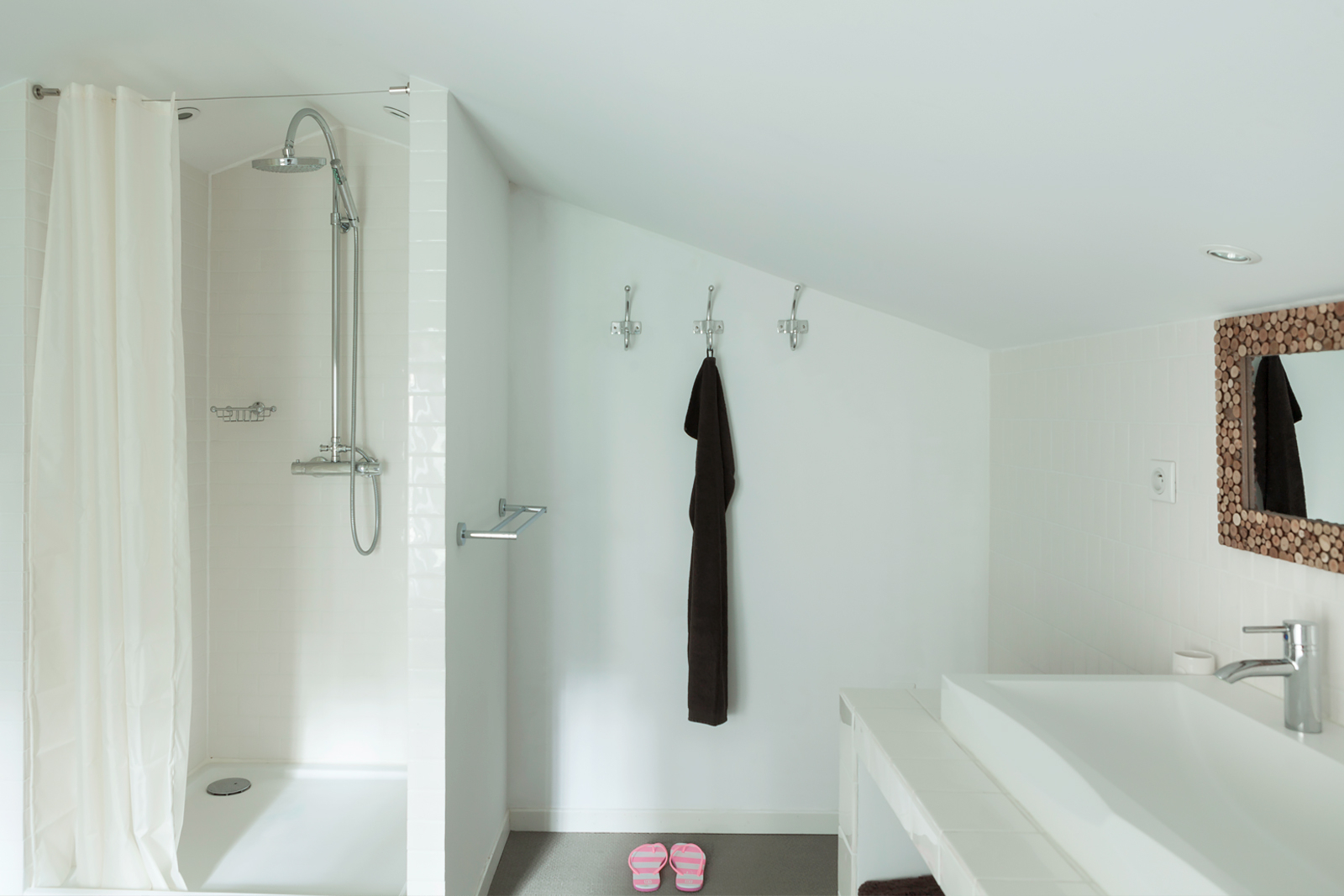 salle de bain blanche sous combles salle de bain blanche sous combles