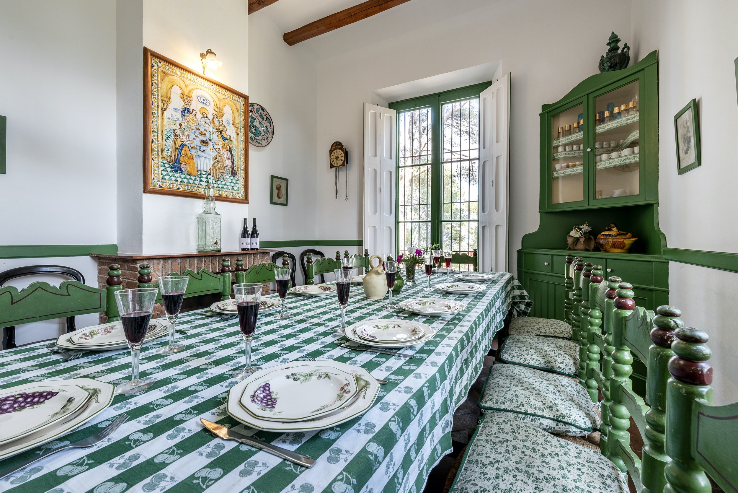 salle à manger verte Mas Barbat maison décoration rustique Espagne salle à manger verte Mas Barbat maison décoration rustique Espagne