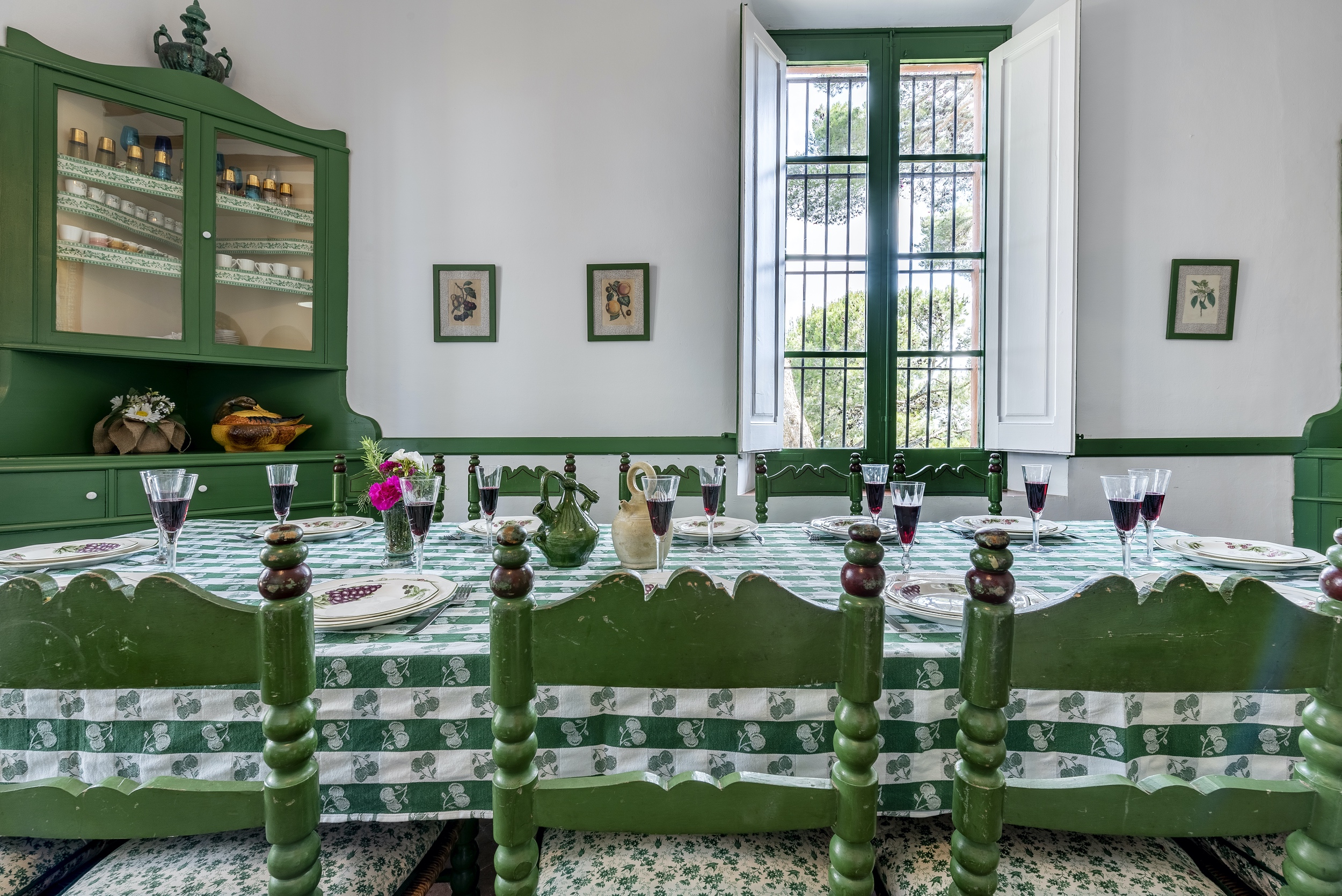 salle à manger verte Mas Barbat maison décoration rustique Espagne salle à manger verte Mas Barbat maison décoration rustique Espagne