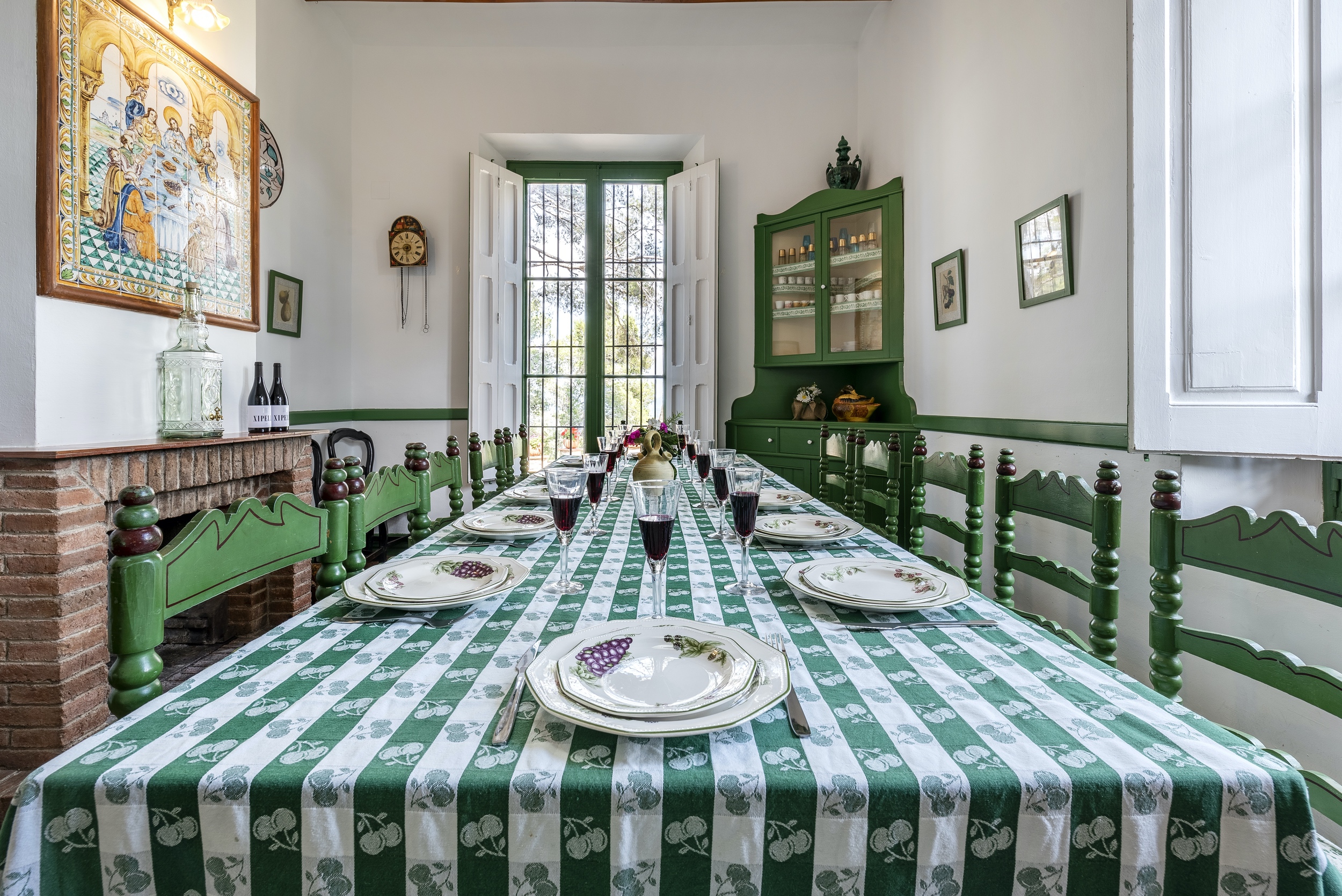 salle à manger verte Mas Barbat maison décoration rustique Espagne salle à manger verte Mas Barbat maison décoration rustique Espagne