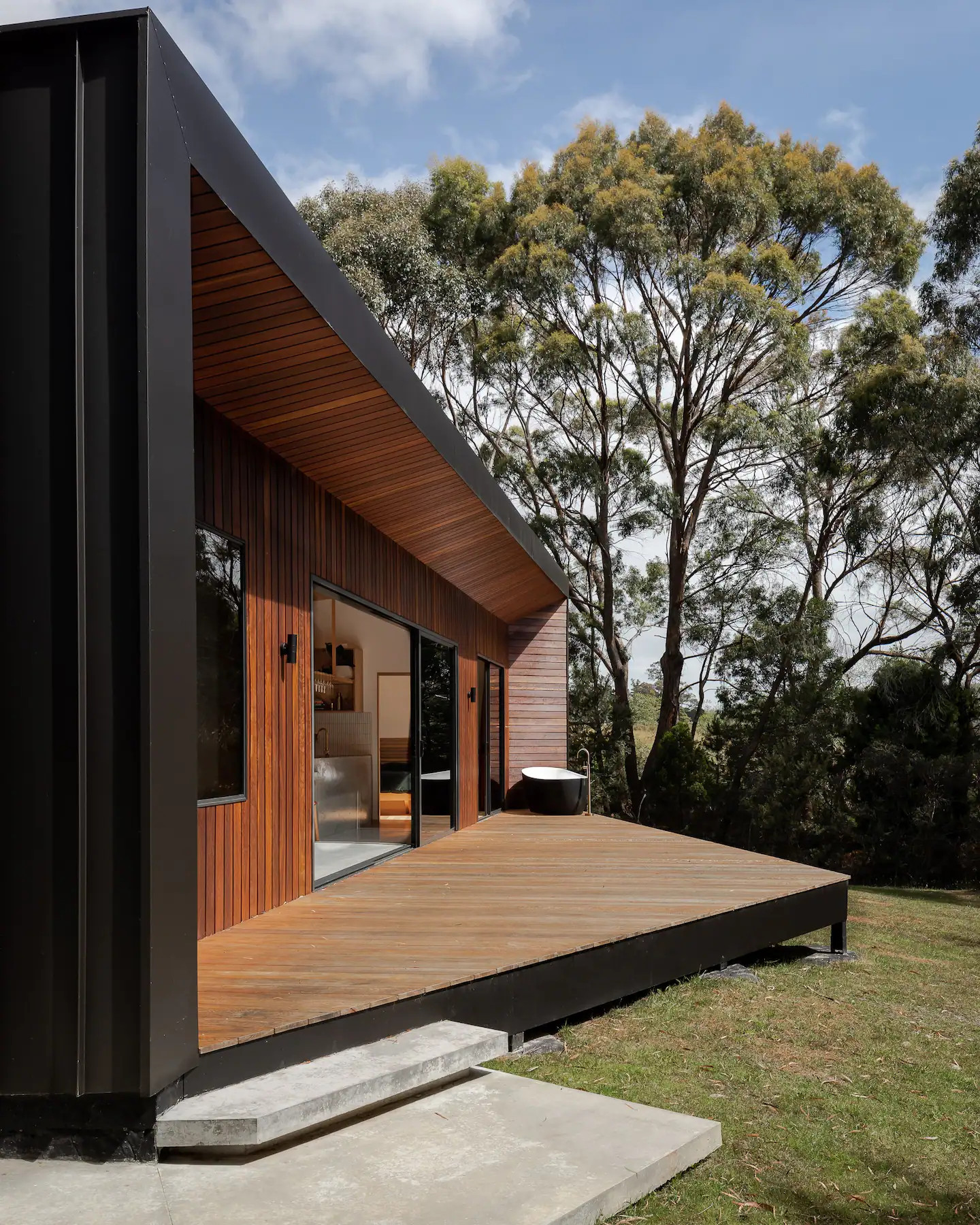 terrasse en bois avec baignoire maison en bois contemporaine 