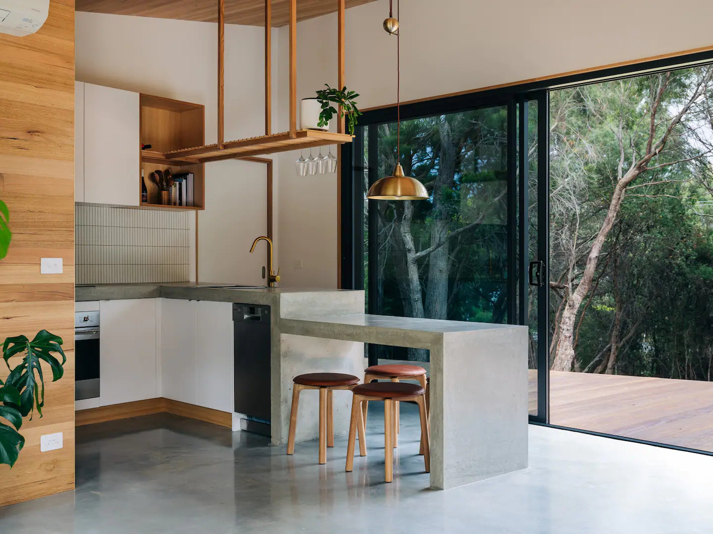 cuisine béton maison en bois contemporaine 