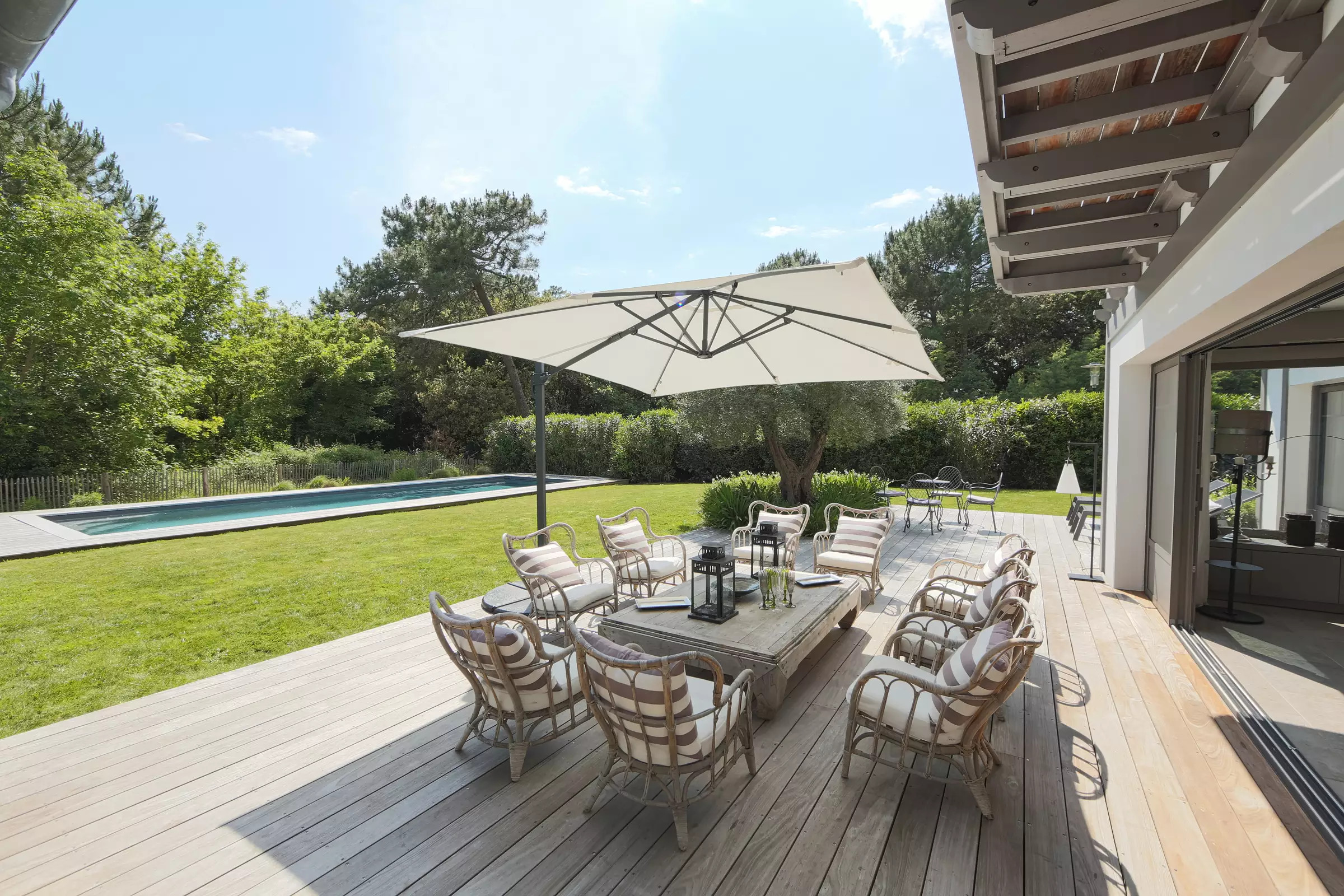 maison terrasse bois et piscine