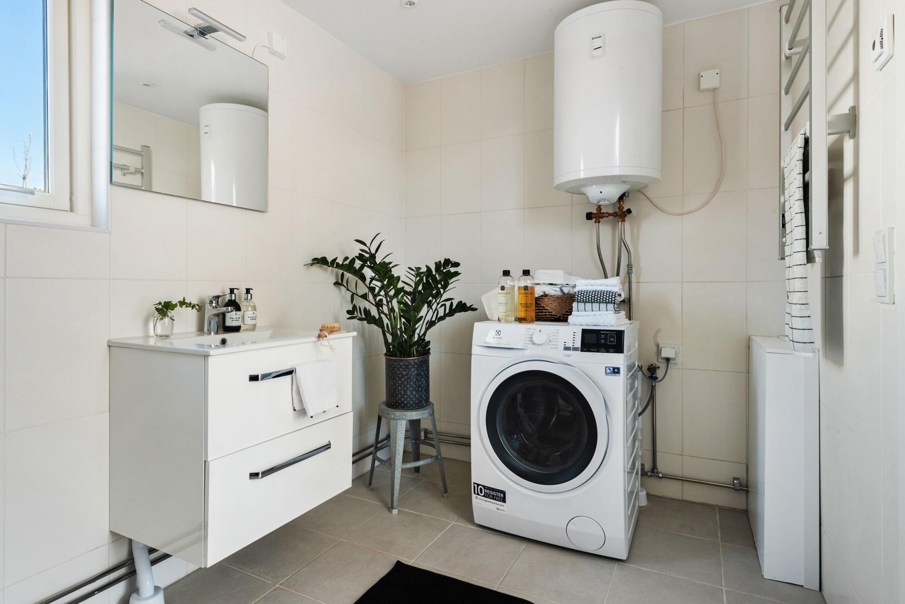 salle de bain avec machine à laver salle de bain avec machine à laver