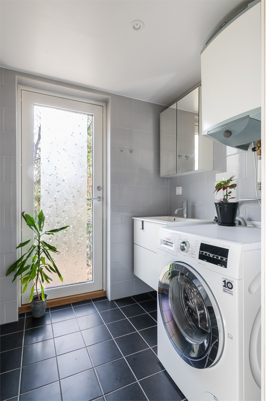 salle de bain avec machine à laver le linge salle de bain avec machine à laver le linge