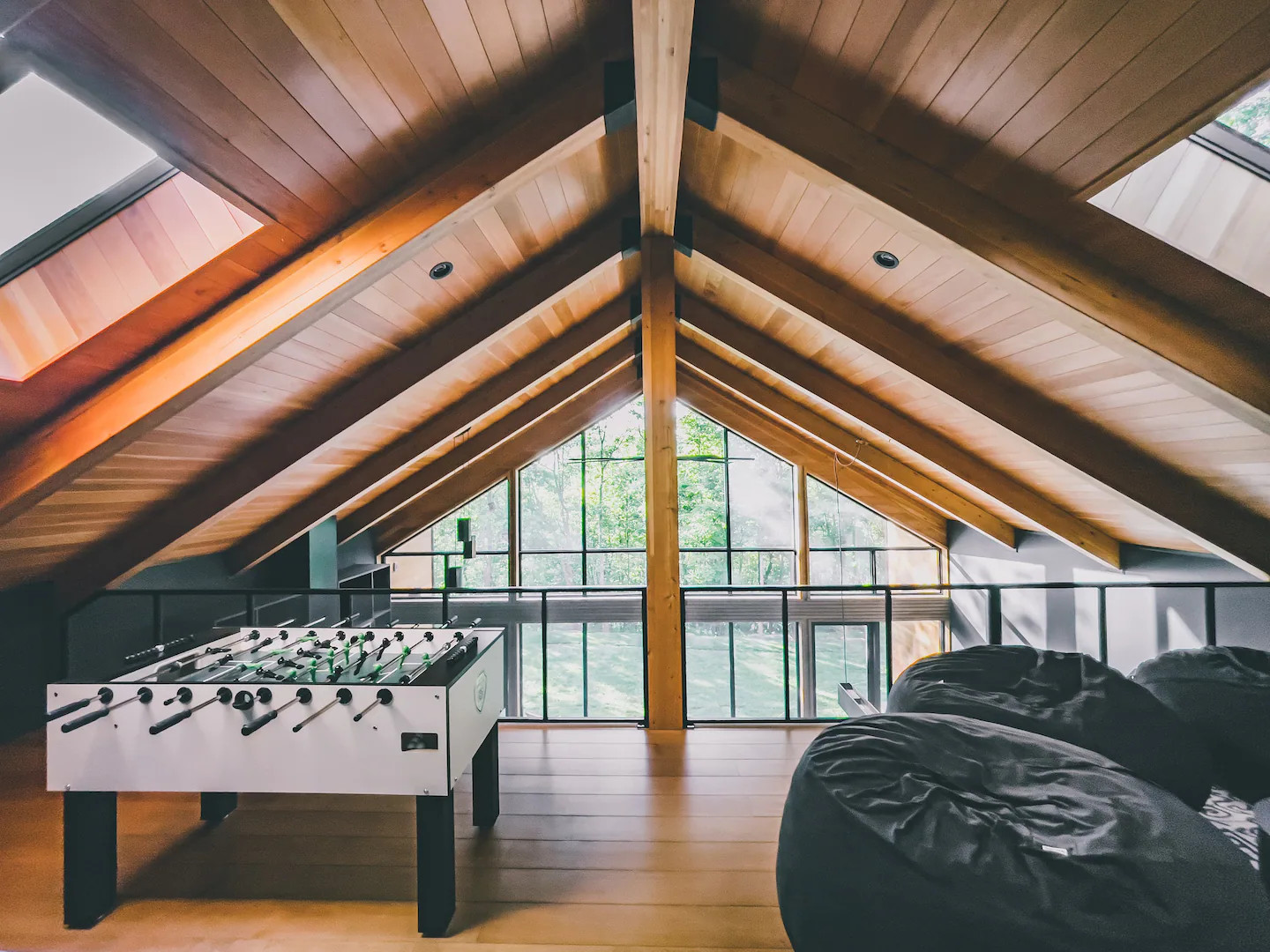 mezzanine avec baby-foot maison contemporaine
