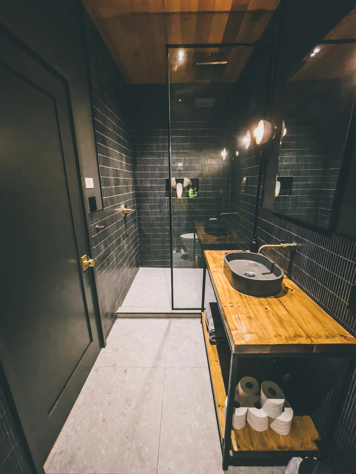 salle de bain design noire