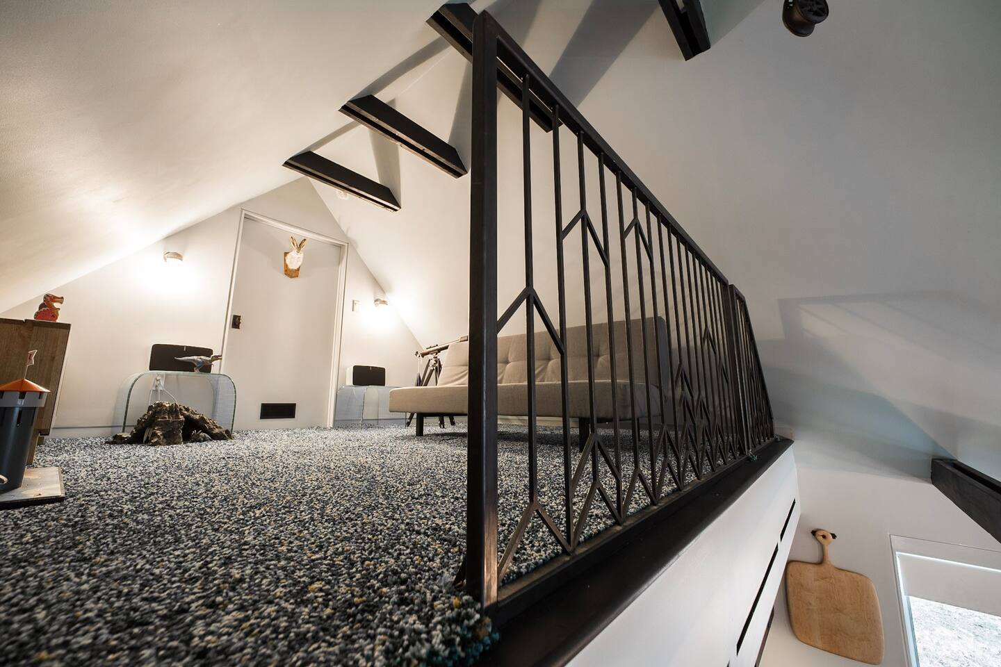 mezzanine avec poutres métalliques noires The Pond House mezzanine avec poutres métalliques noires The Pond House