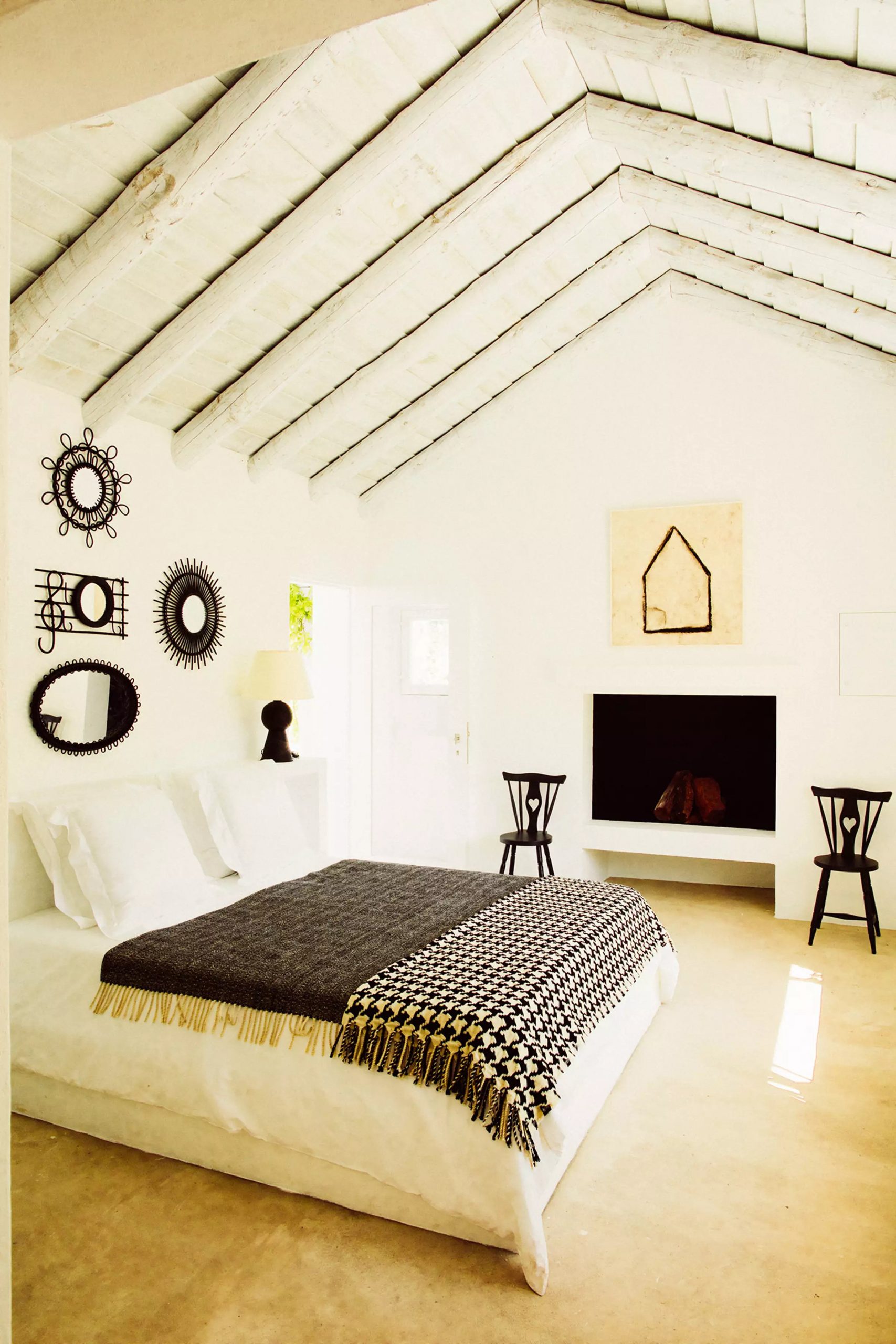 chambre avec poutres blanches