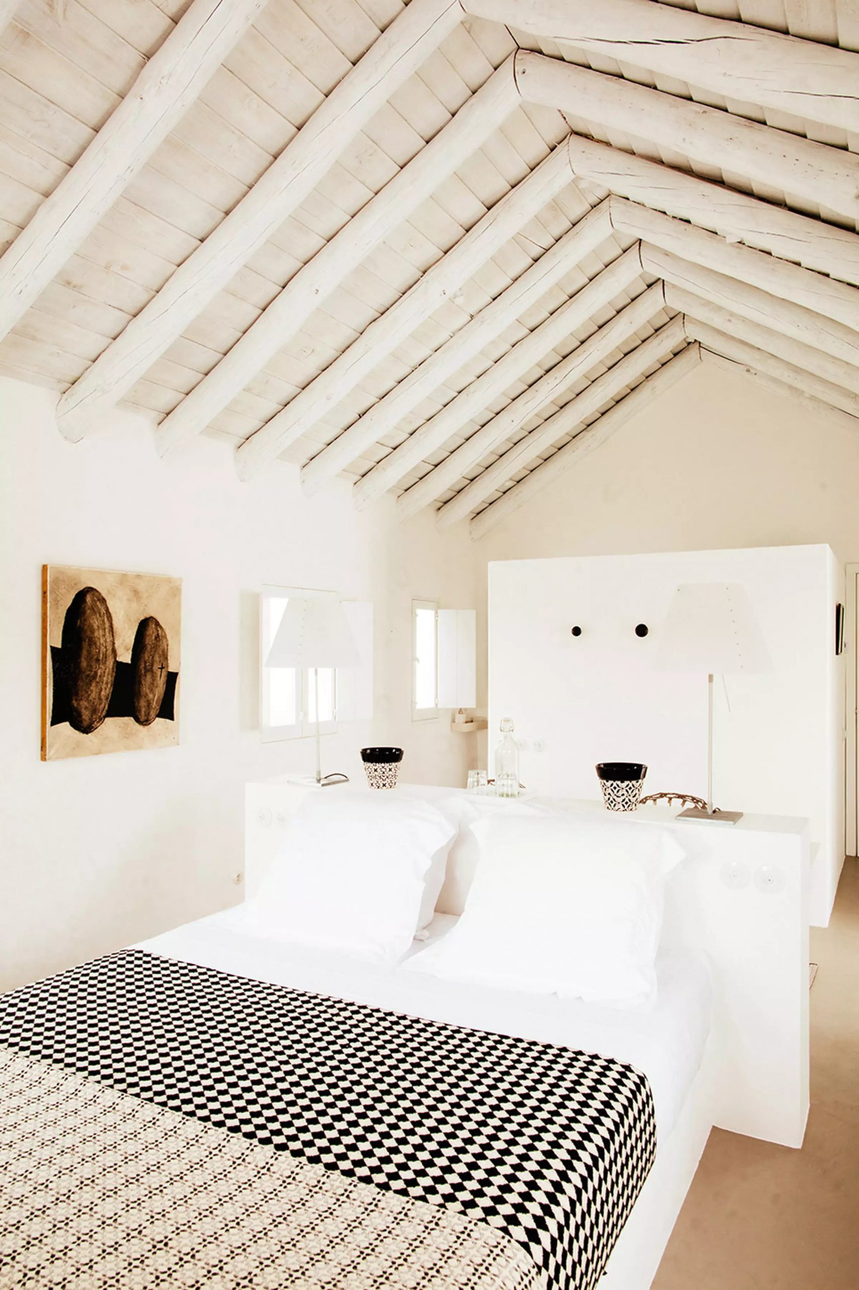chambre avec poutres blanches
