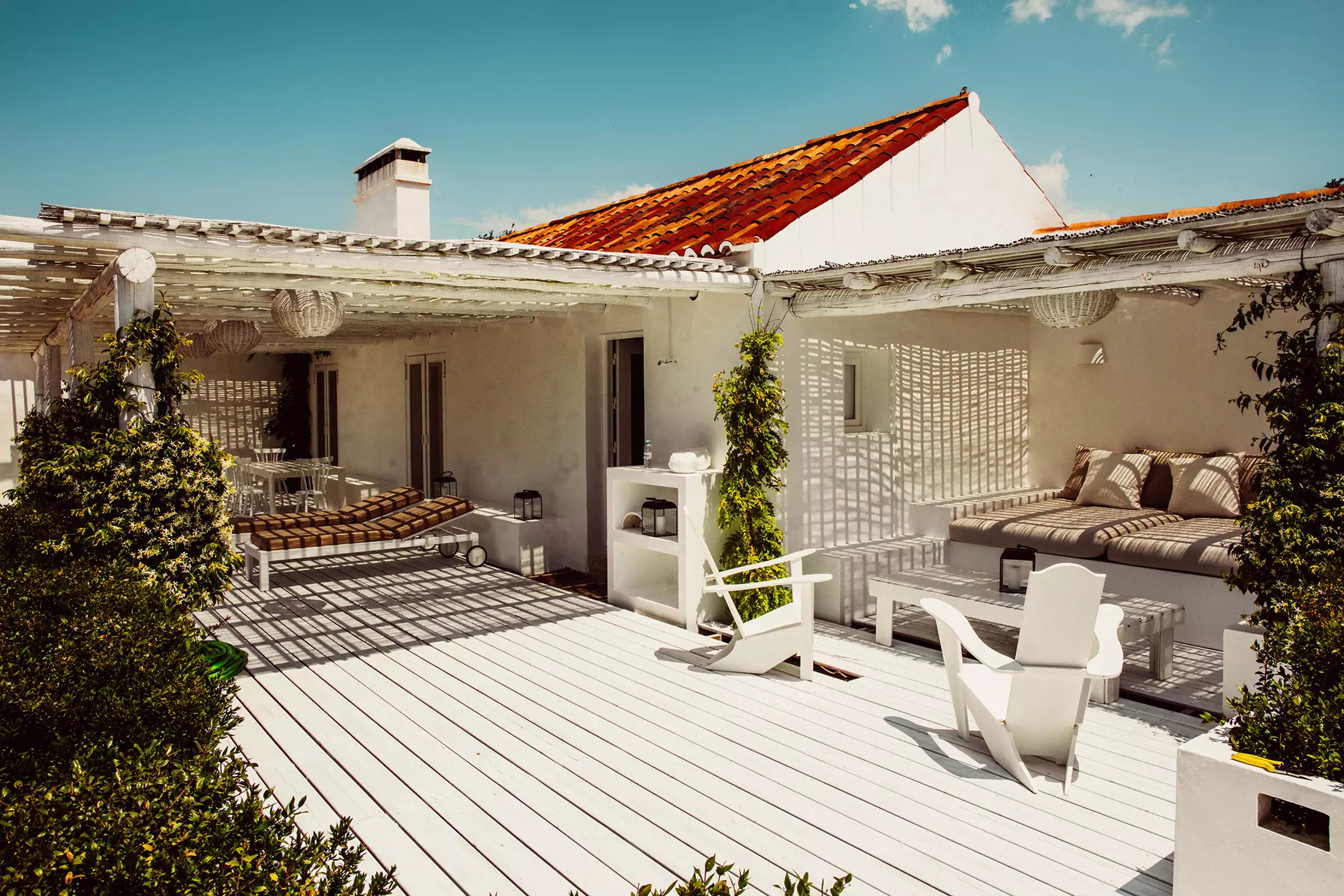 maison blanche entourée d'oliviers Comporta