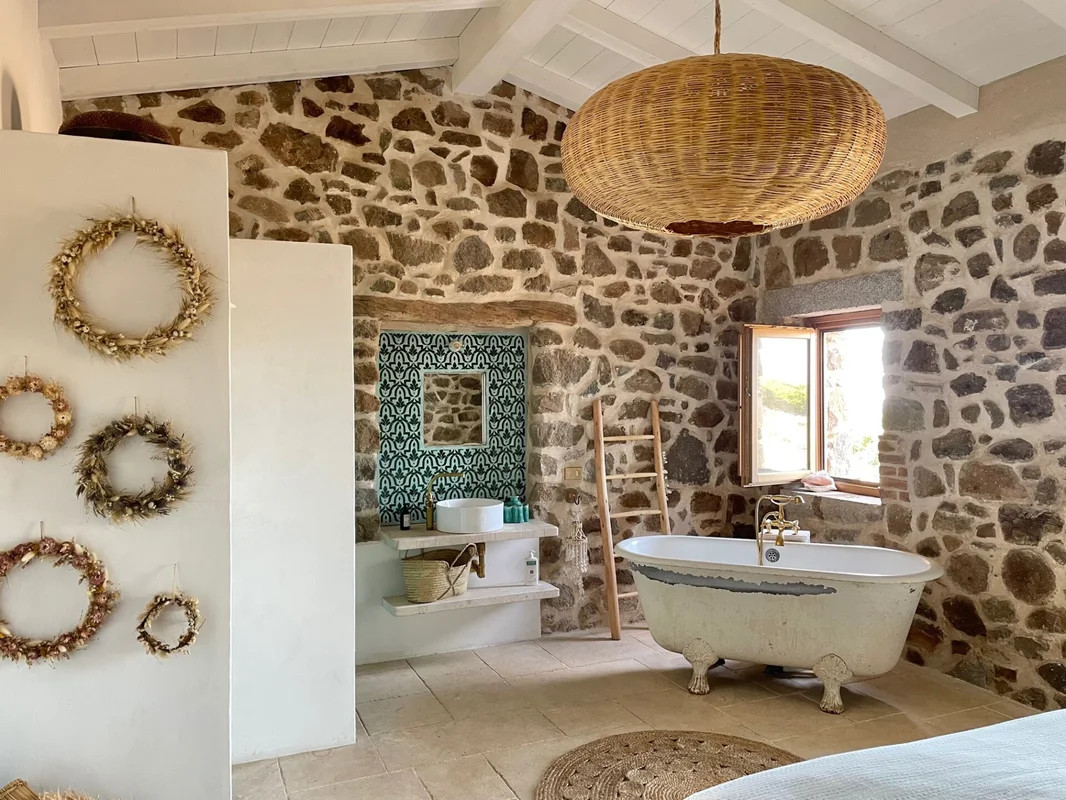 salle de bain rétro maison en pierres Lu Cannicsioni salle de bain rétro maison en pierres Lu Cannicsioni