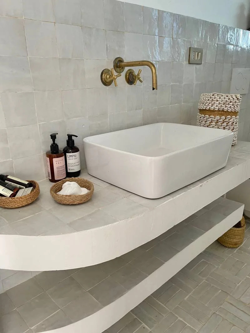 salle de bain avec zelliges décoration rustique chic Lu Cannicsioni salle de bain avec zelliges décoration rustique chic Lu Cannicsioni