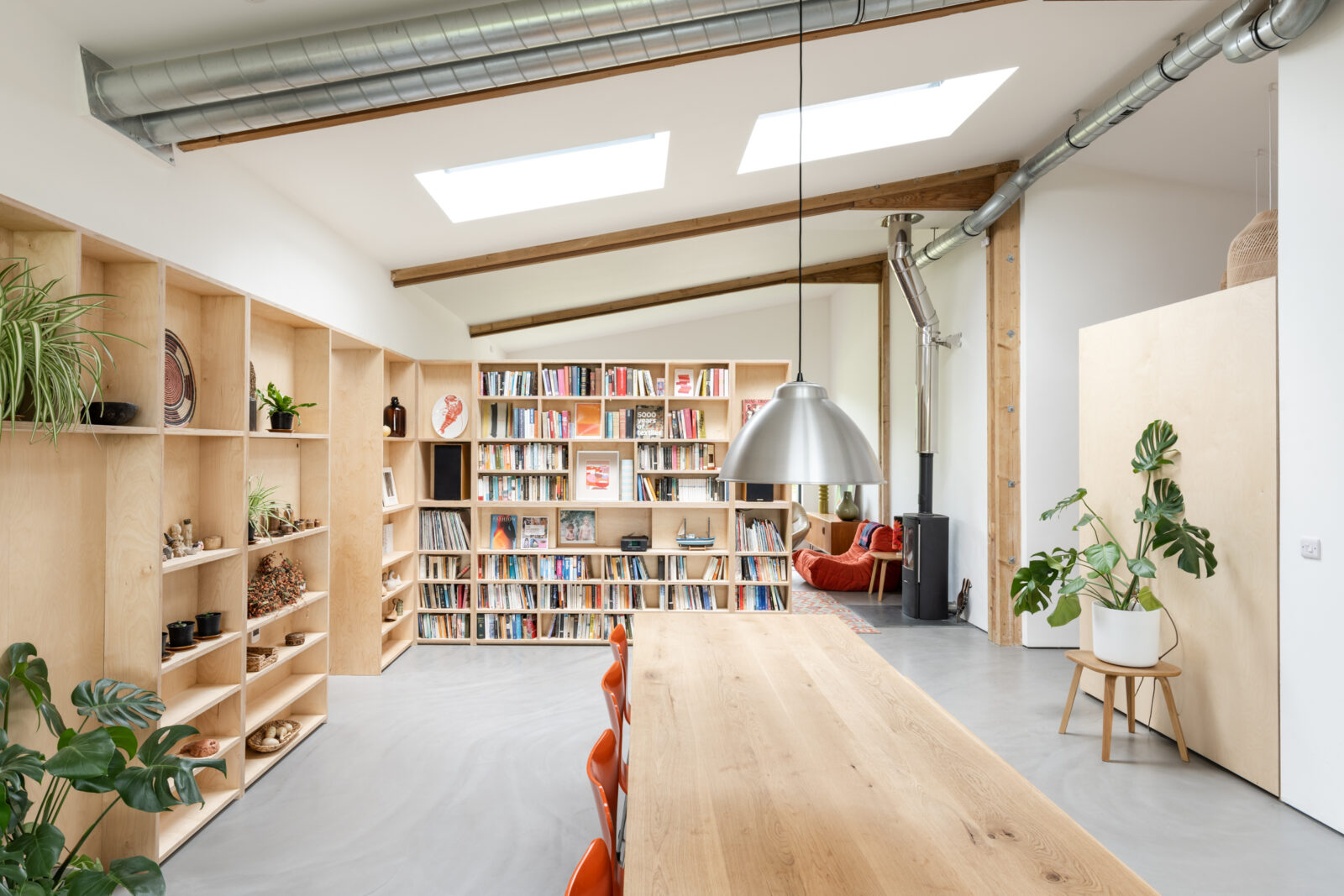 salle à manger avec bibliothèque