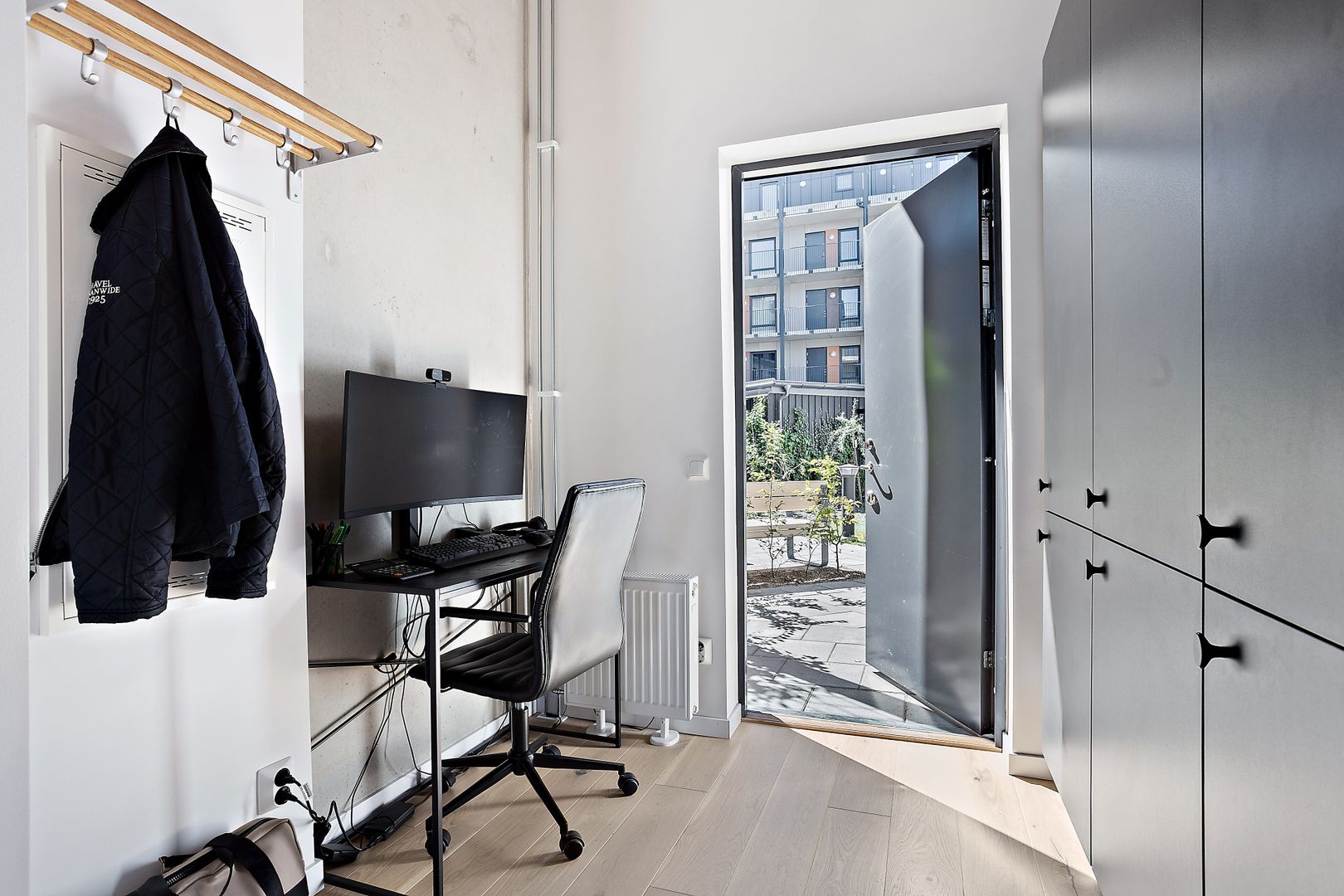 entrée avec espace bureau