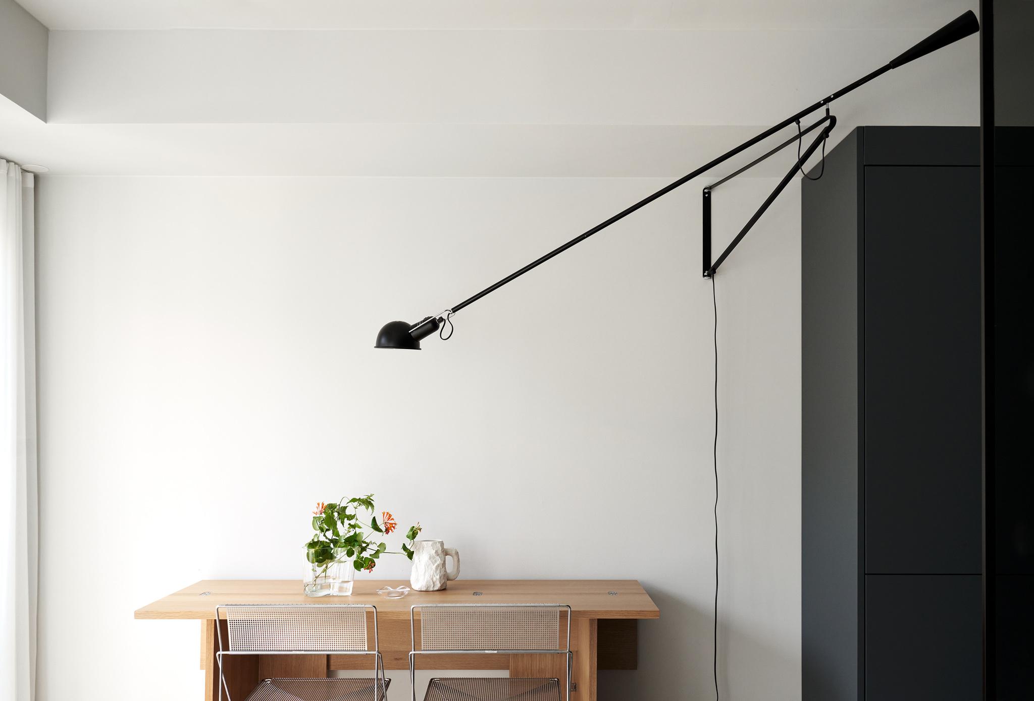 espace repas avec lampe potence Flos espace repas avec lampe potence Flos