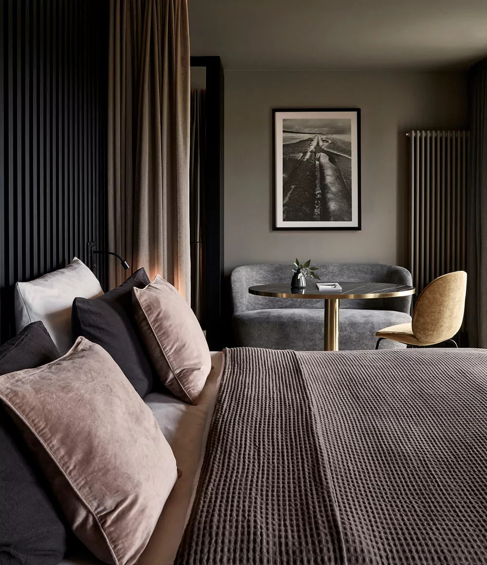 chambre avec mur en tasseaux de bois noir