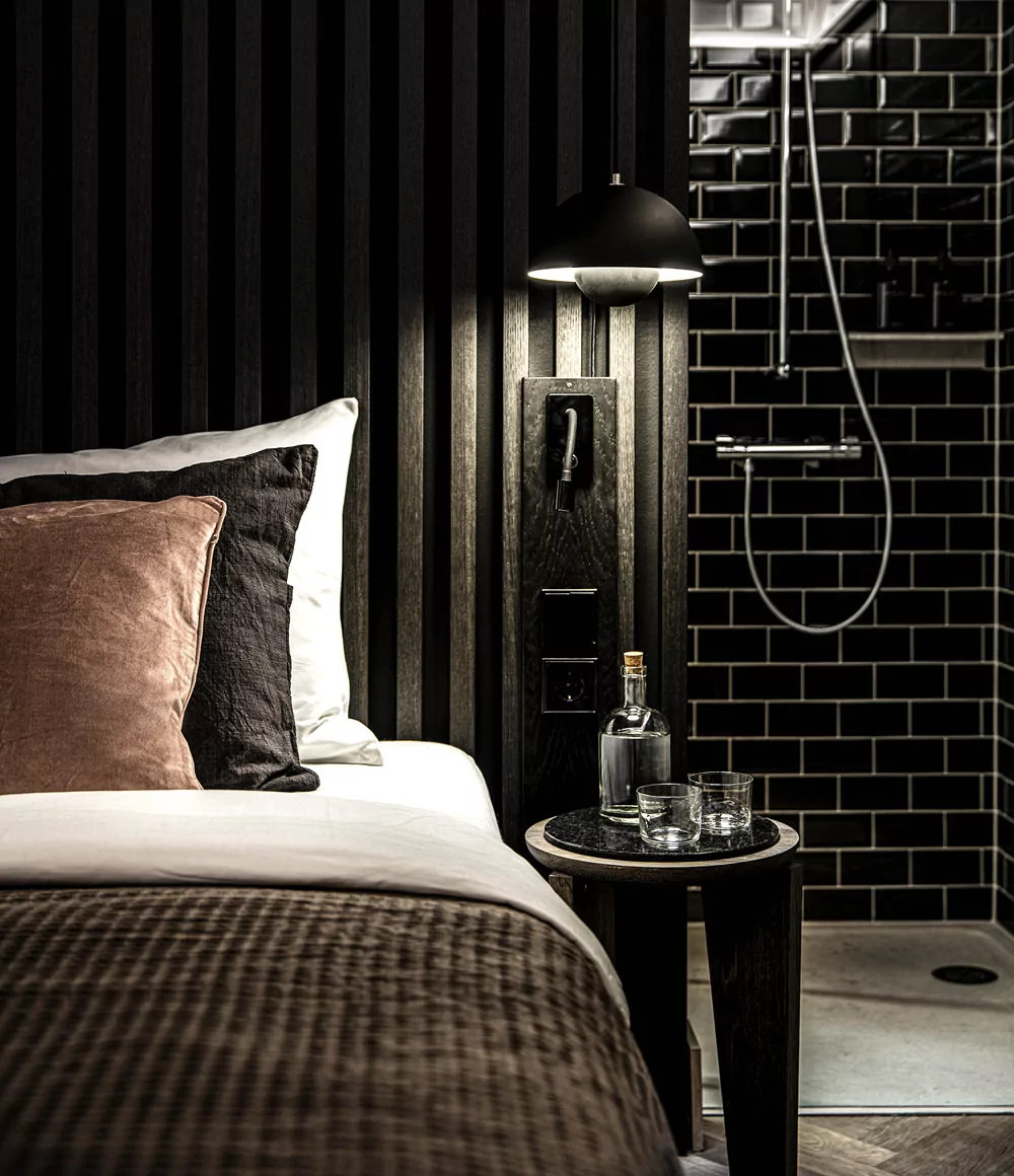 chambre avec mur en tasseaux de bois noir