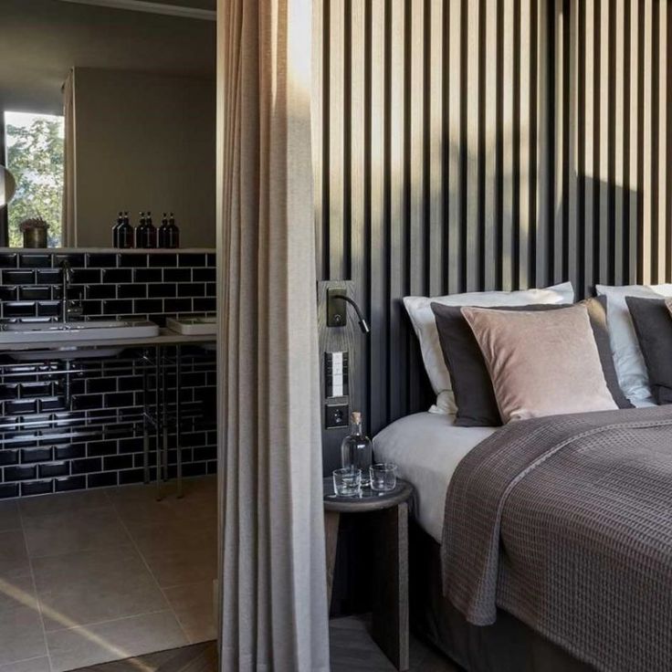chambre avec mur en tasseaux de bois noir