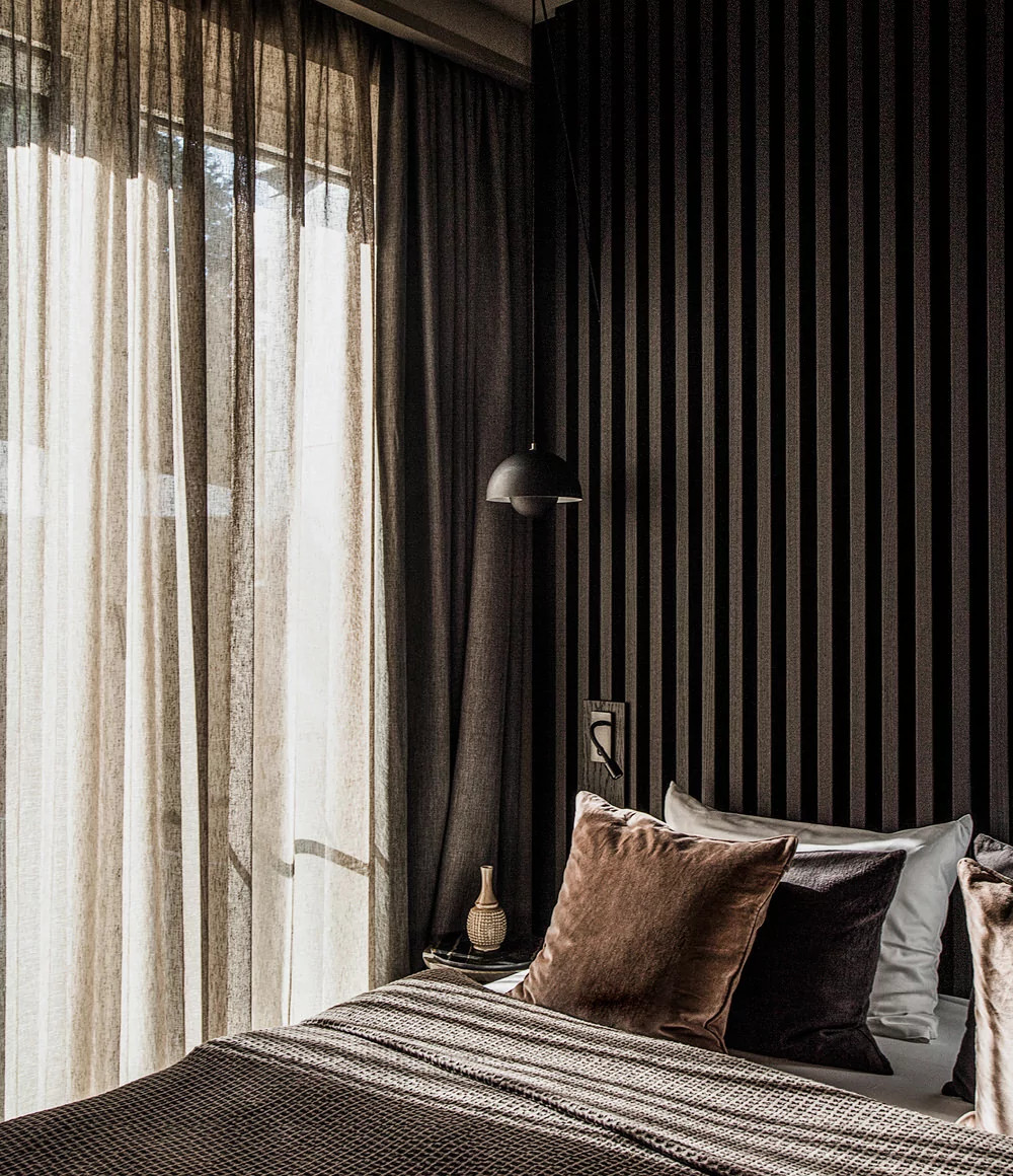 chambre avec mur en tasseaux de bois noir