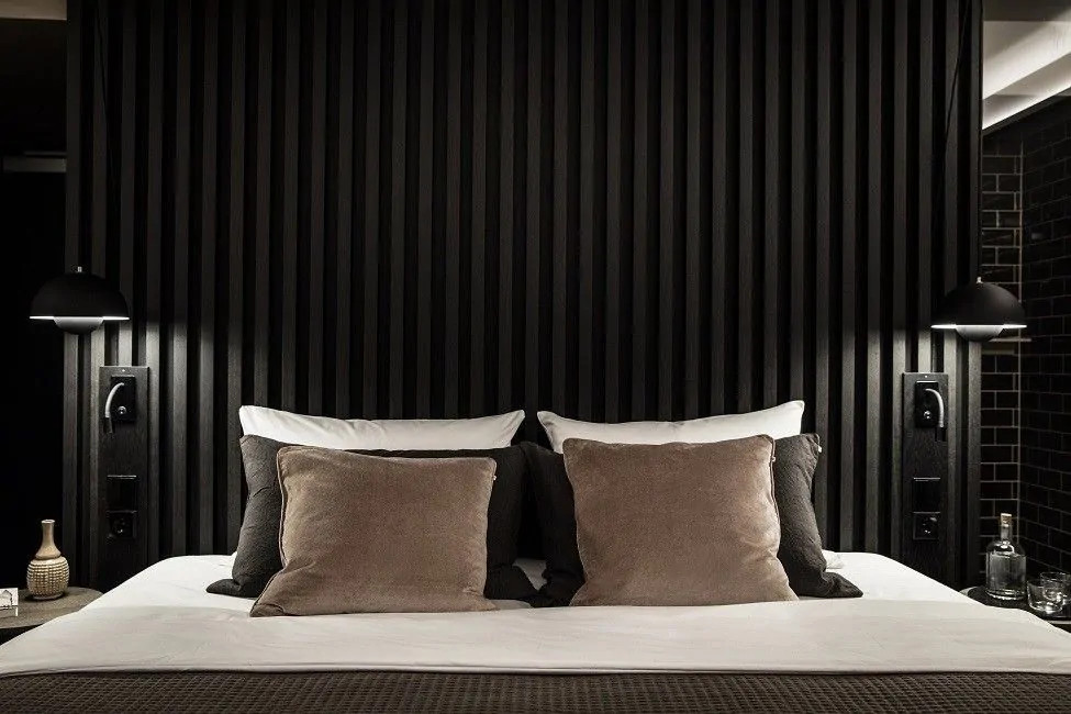 chambre avec mur en tasseaux de bois noir