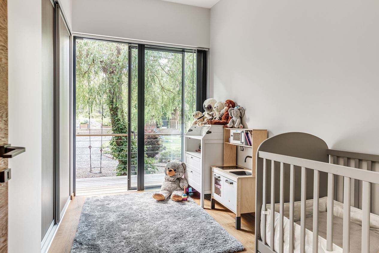 chambre d chambre d'enfant avec baie vitrée