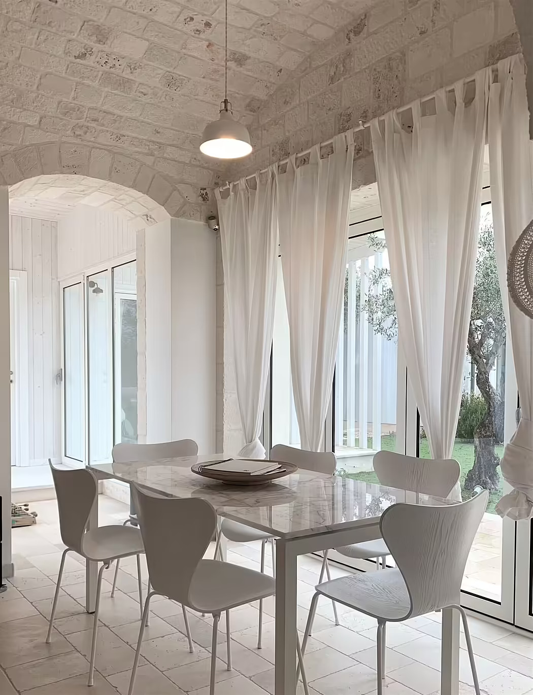 salle à manger décoration blanche Trullo Piccolo Pouilles salle à manger décoration blanche Trullo Piccolo Pouilles