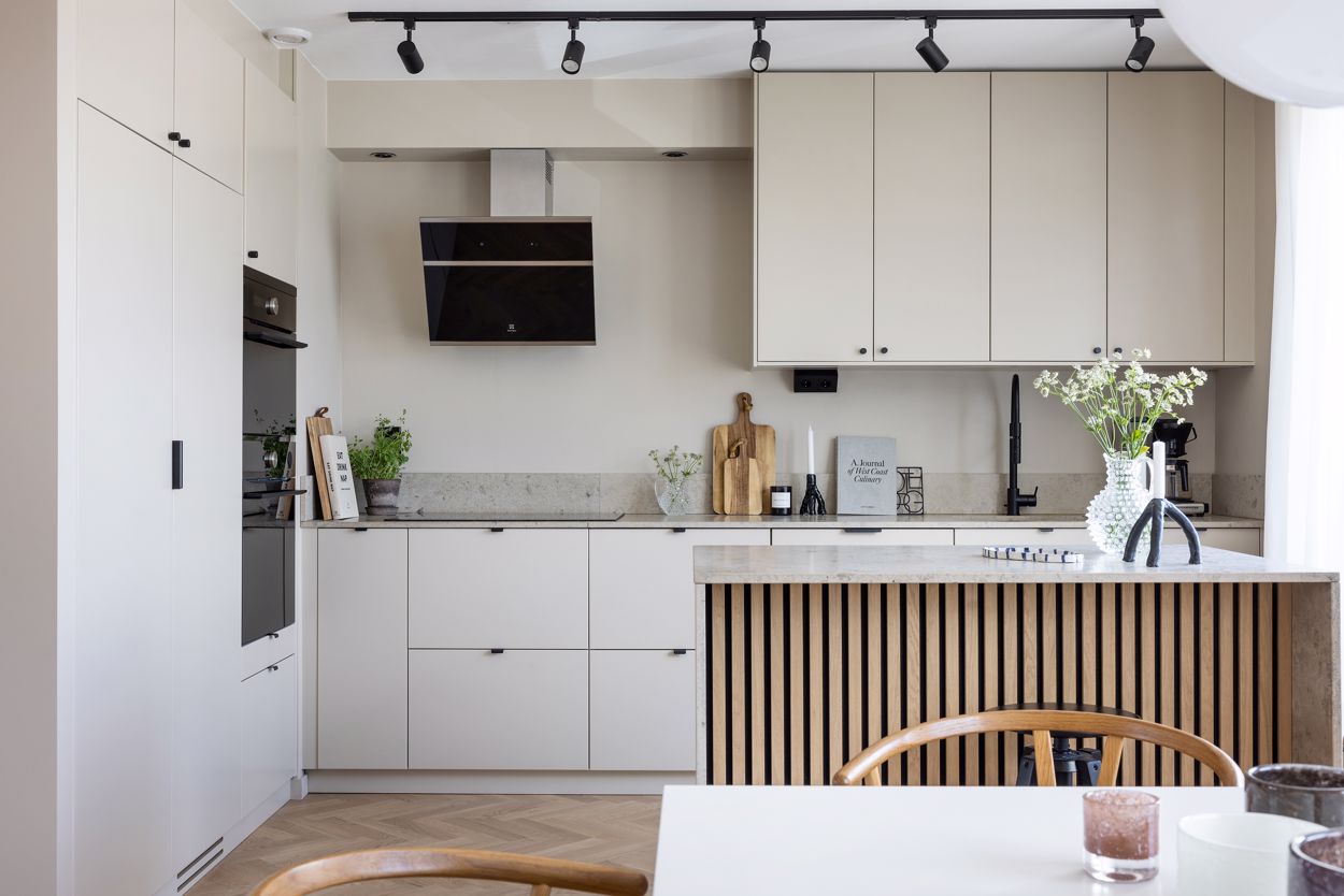 cuisine avec îlot décoration tasseau de bois