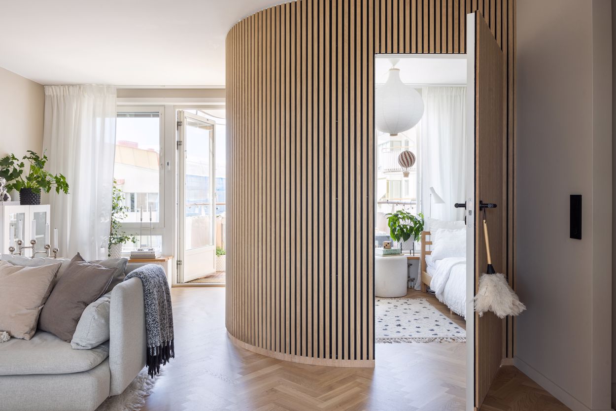 salon avec mur courbe décoration tasseau de bois