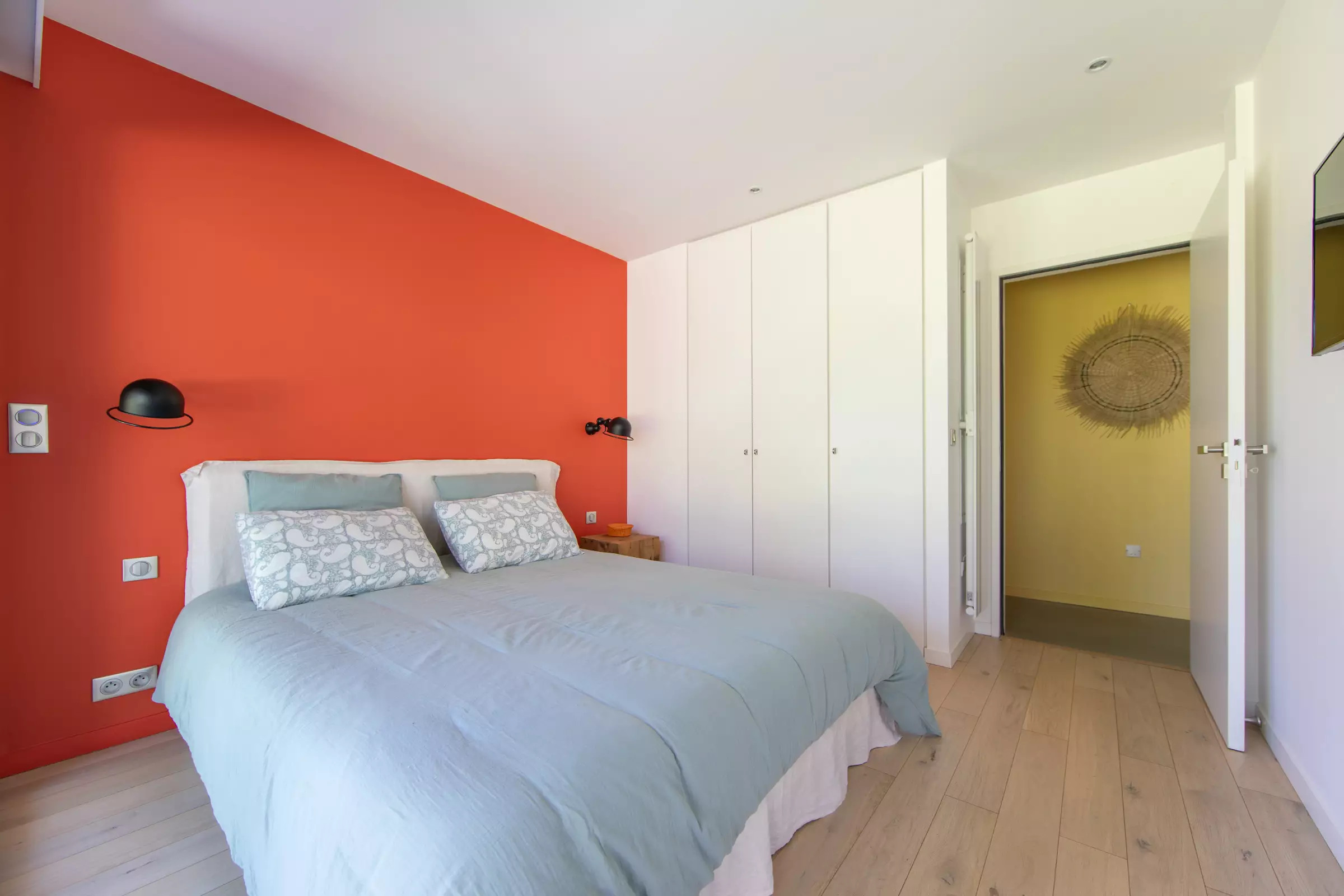 chambre avec mur rouge