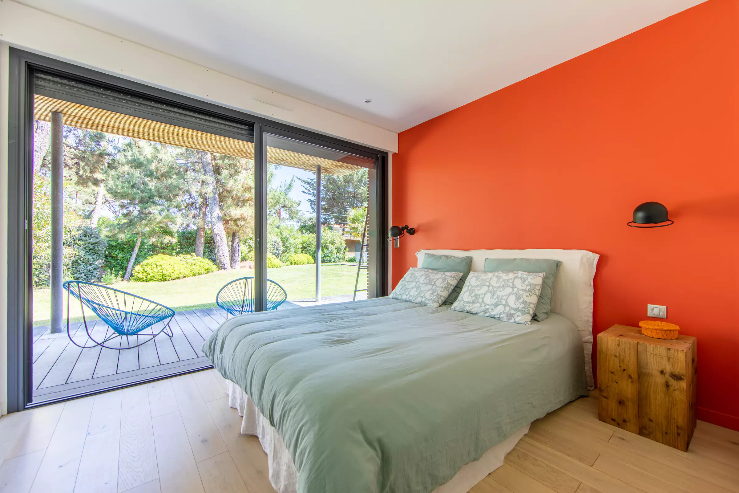 chambre avec mur rouge