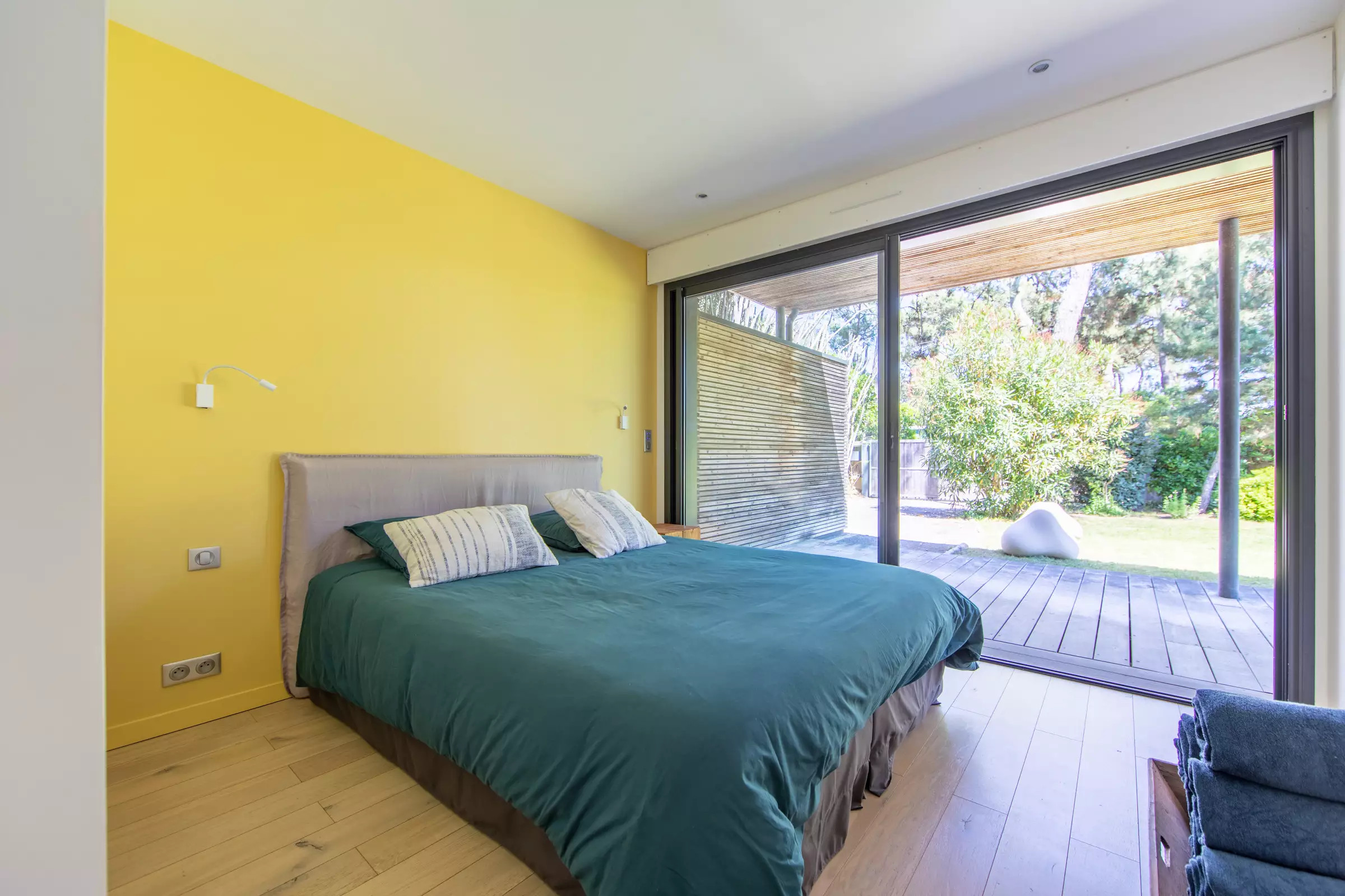 chambre avec mur jaune